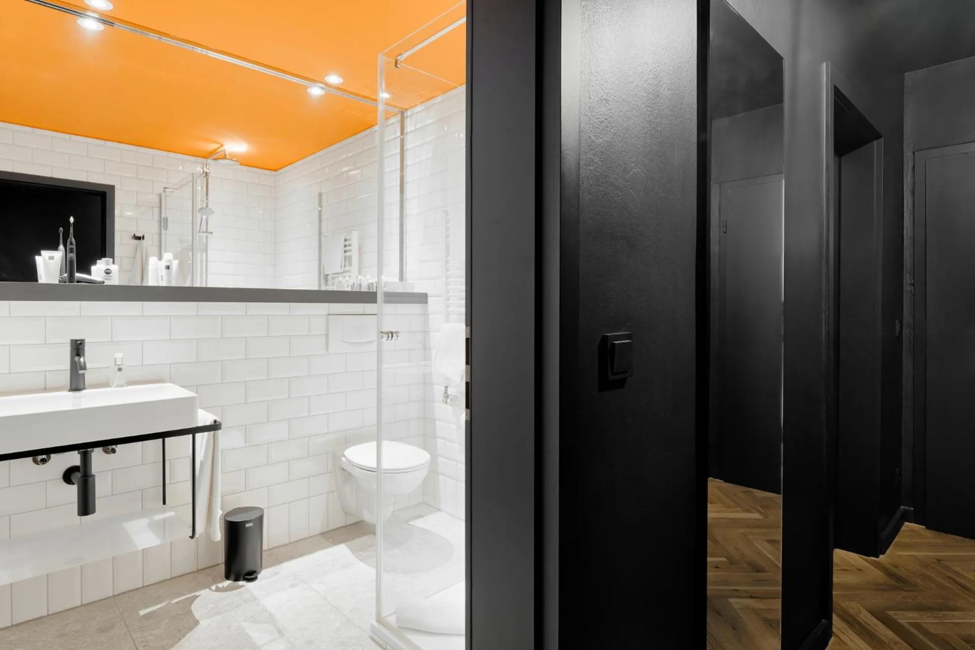 Bathroom in art Hotel Tucholsky