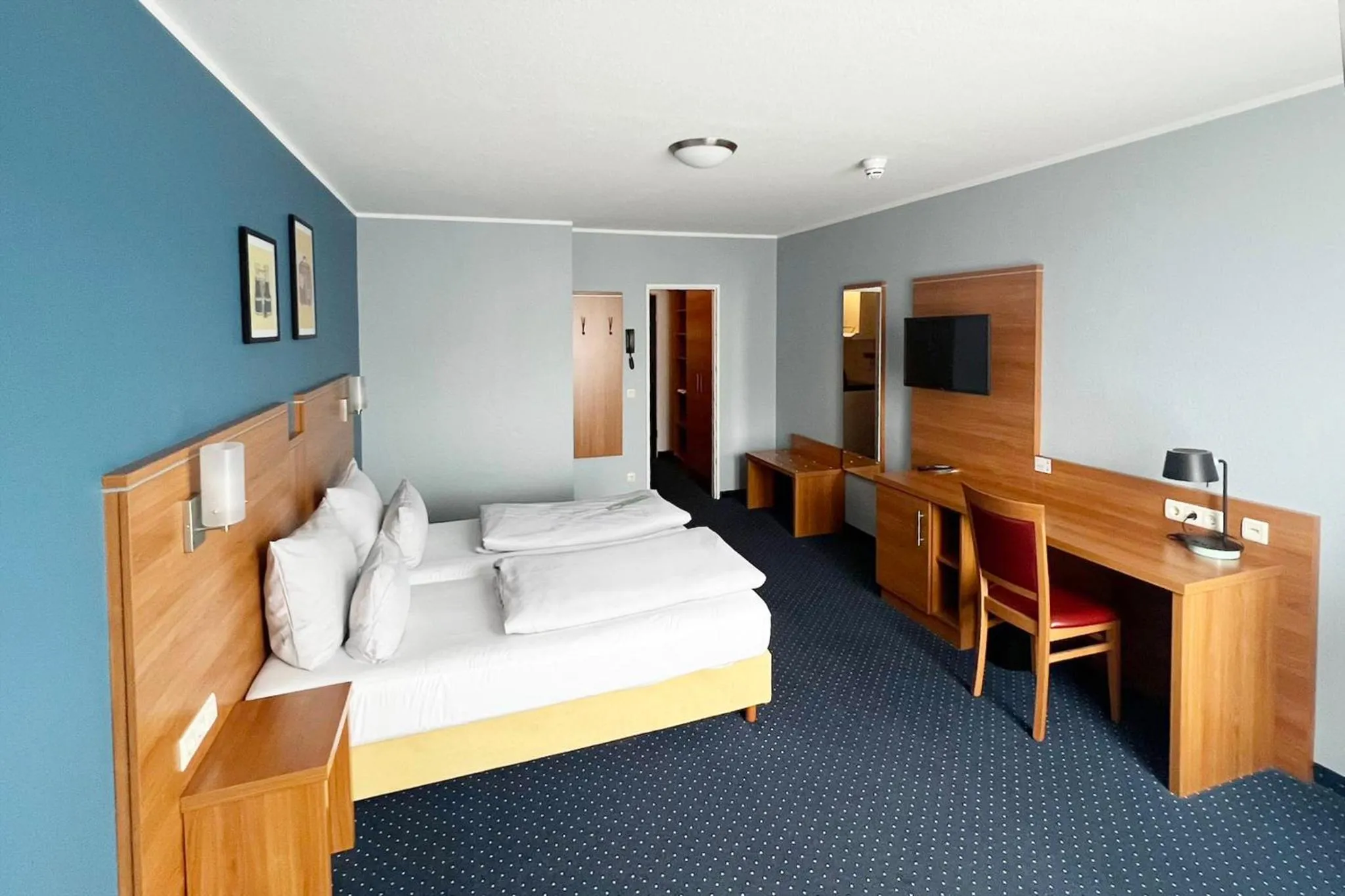 Photo of the whole room, Bed in Garner Hotel Bochum by IHG