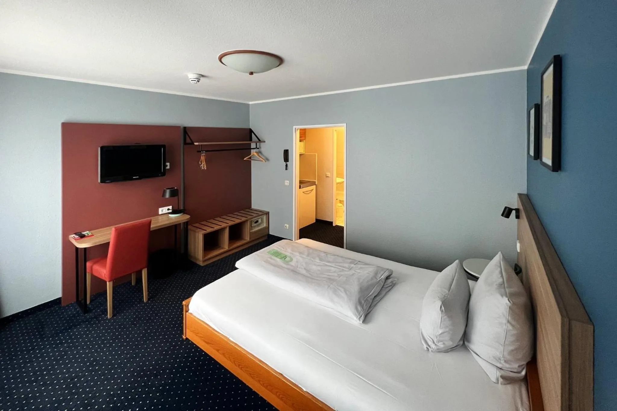 Photo of the whole room, Bed in Garner Hotel Bochum by IHG