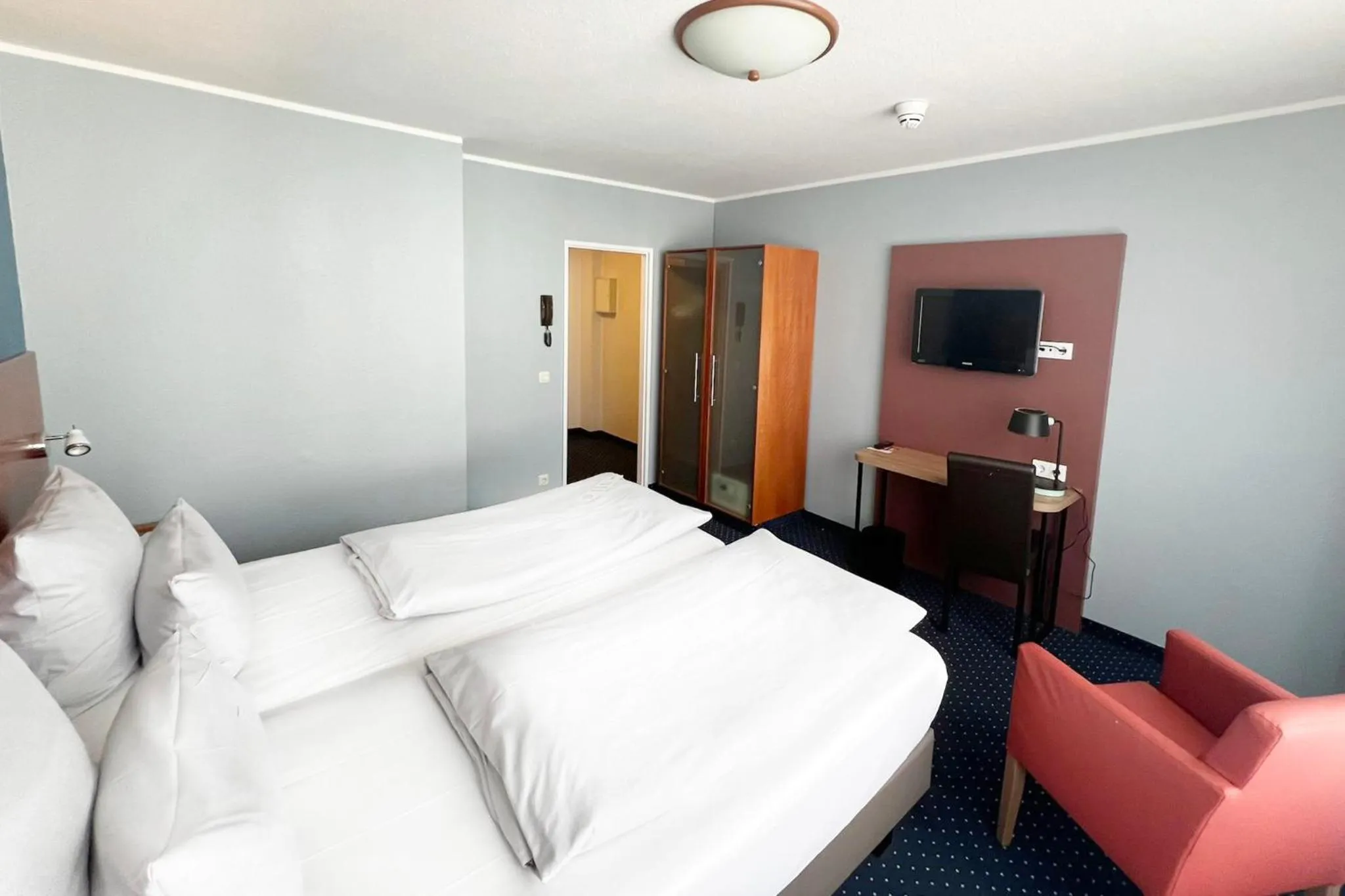 Photo of the whole room, Bed in Garner Hotel Bochum by IHG