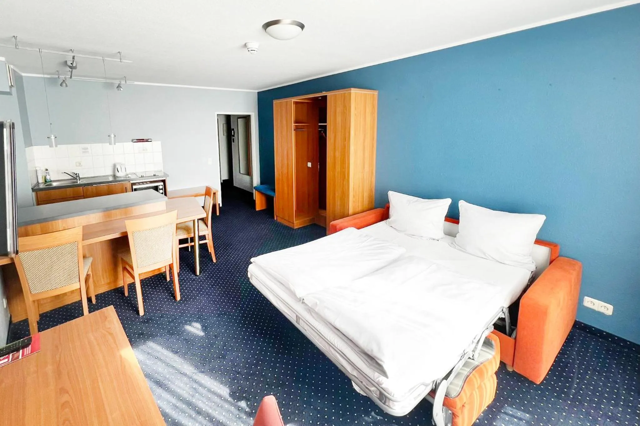 Photo of the whole room, Bed in Garner Hotel Bochum by IHG