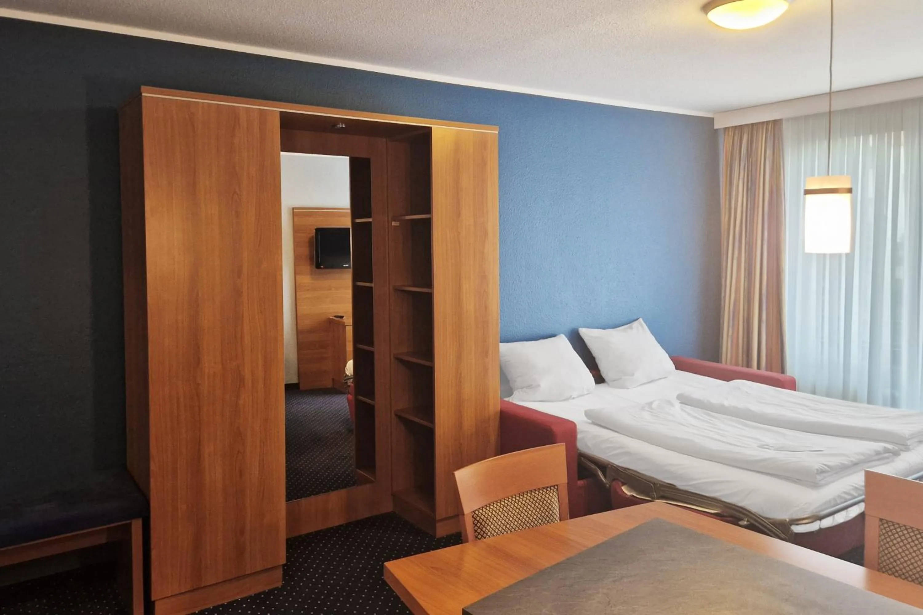 Photo of the whole room, Bed in Garner Hotel Bochum by IHG
