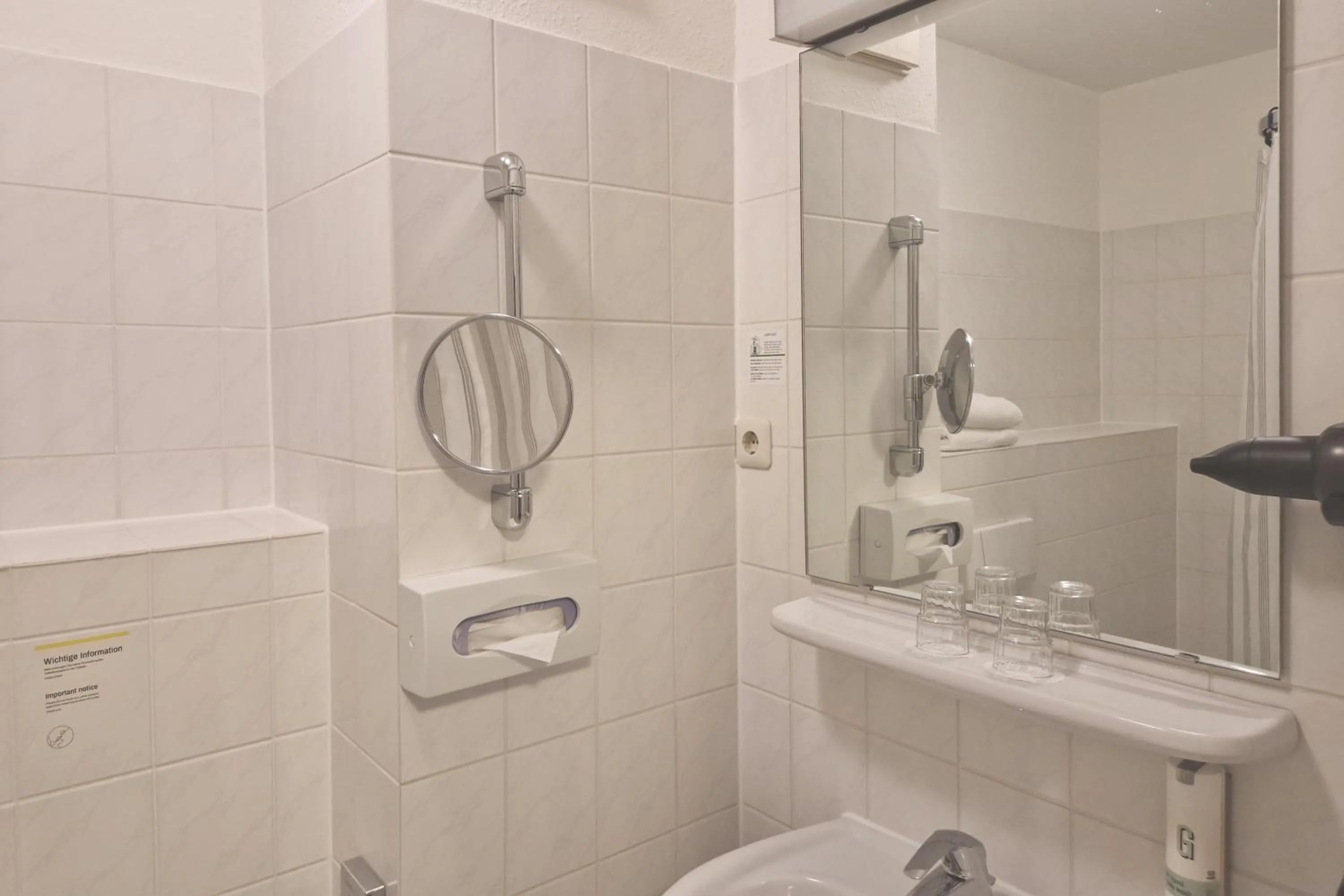 Bathroom in Garner Hotel Bochum by IHG
