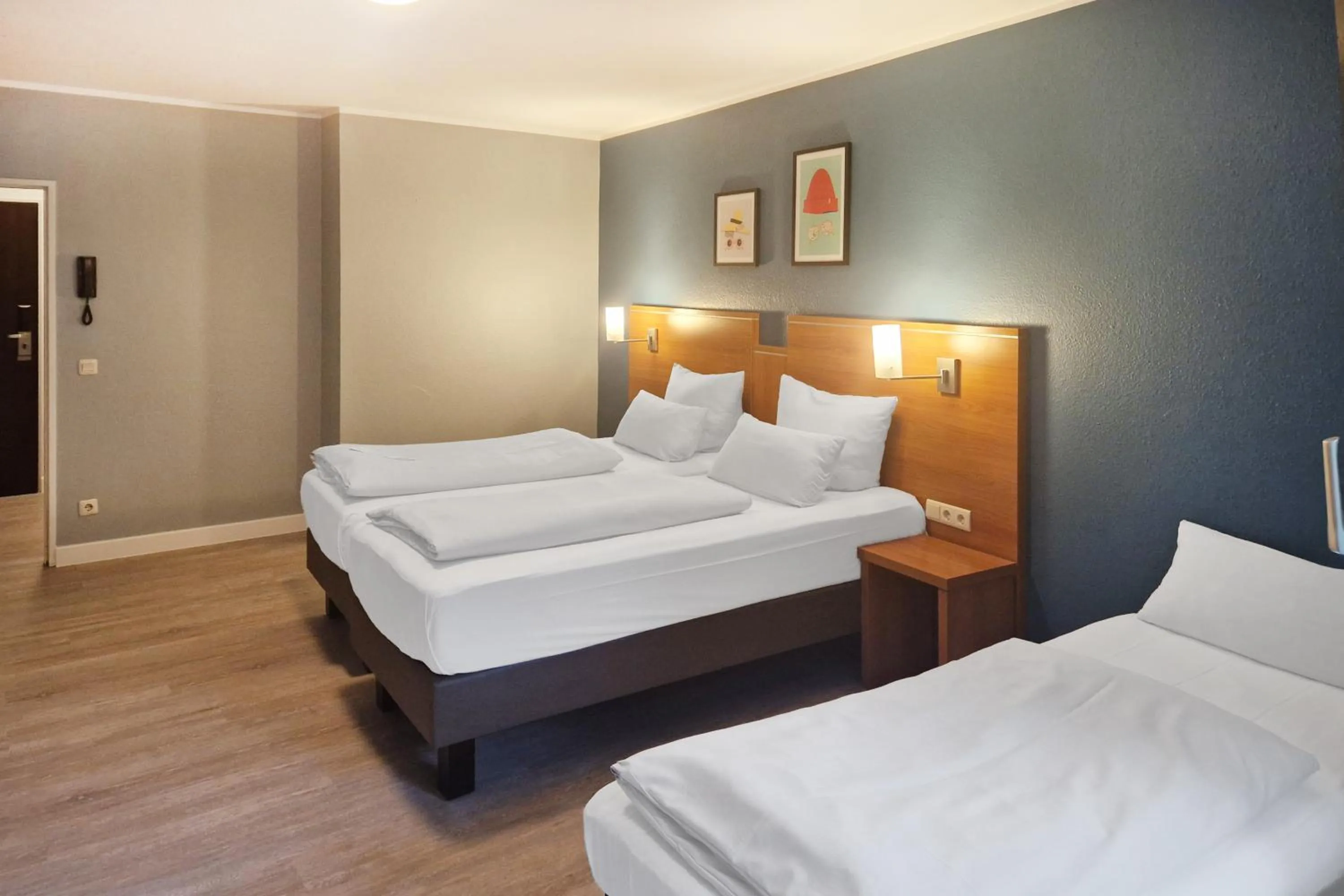 Photo of the whole room, Bed in Garner Hotel Bochum by IHG