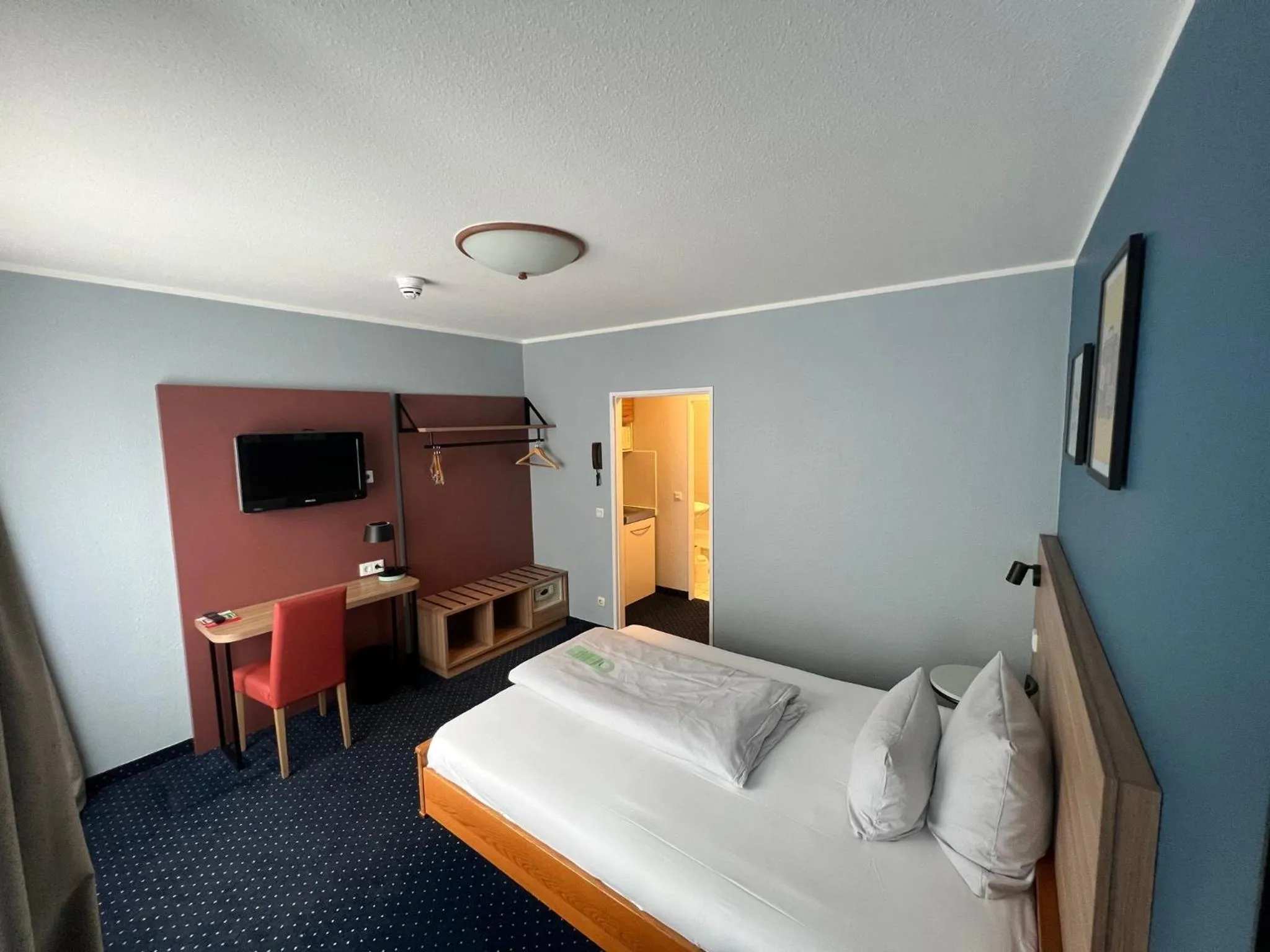 Photo of the whole room, Bed in Garner Hotel Bochum by IHG