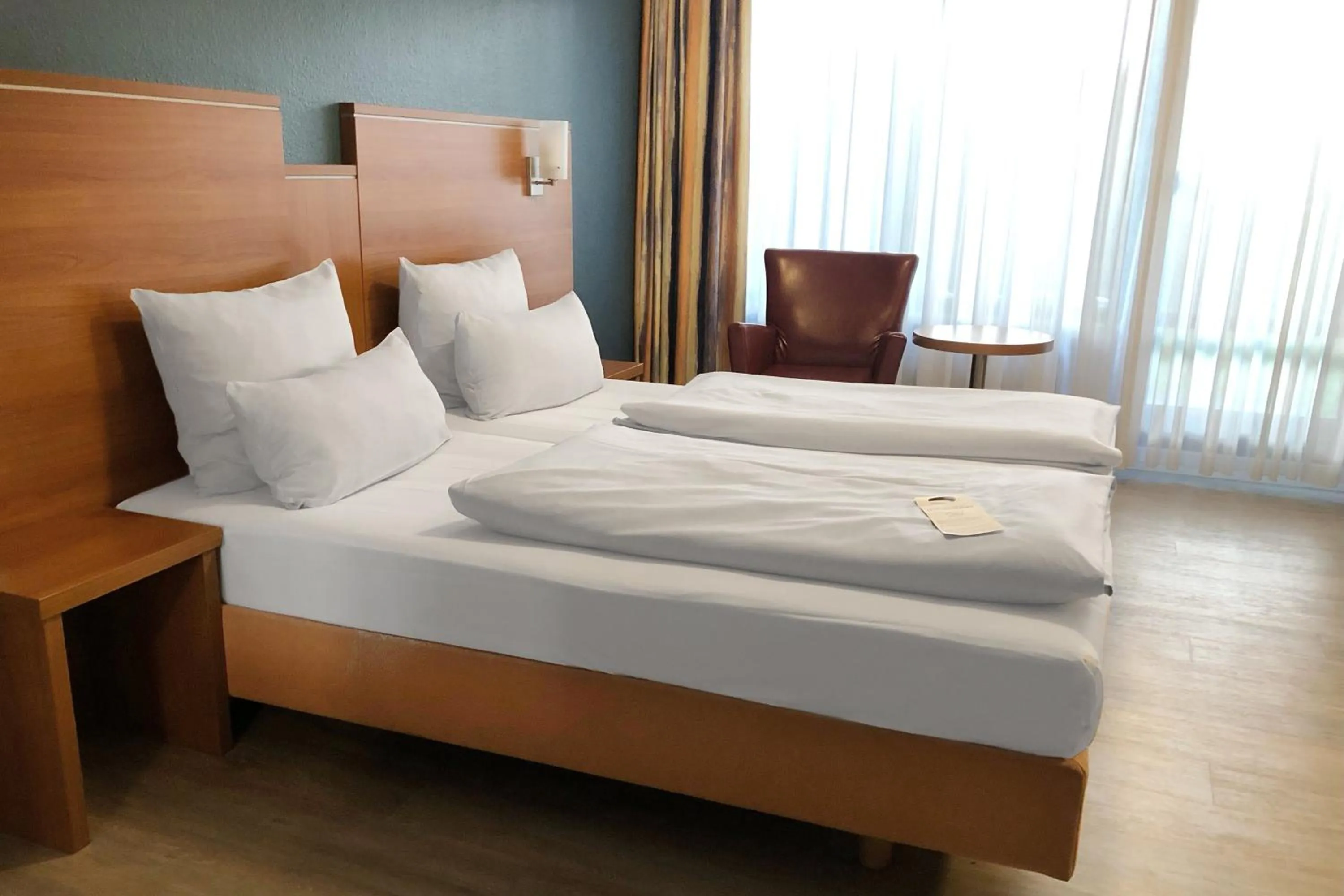 Photo of the whole room, Bed in Garner Hotel Bochum by IHG