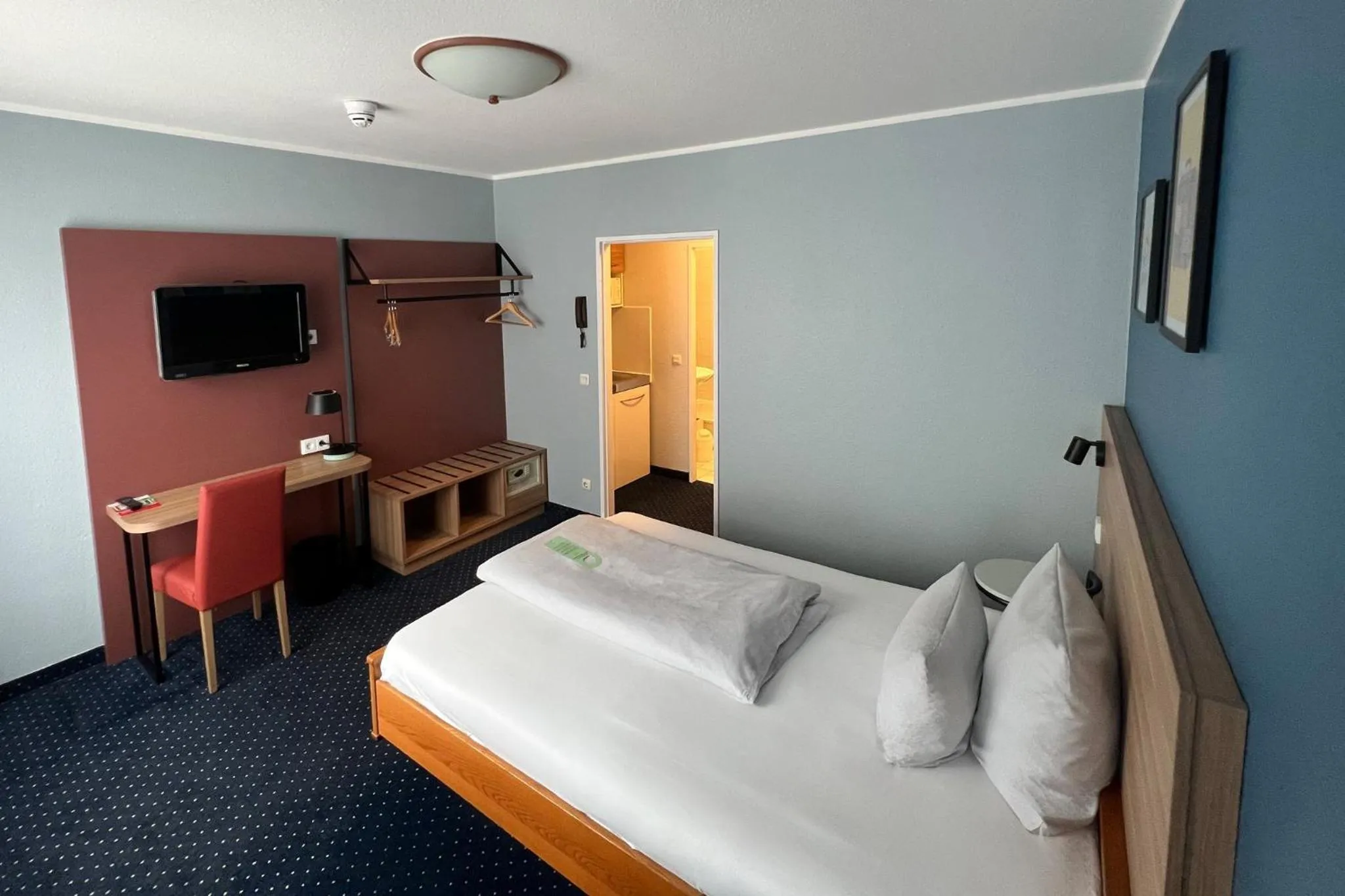 Photo of the whole room, Bed in Garner Hotel Bochum by IHG
