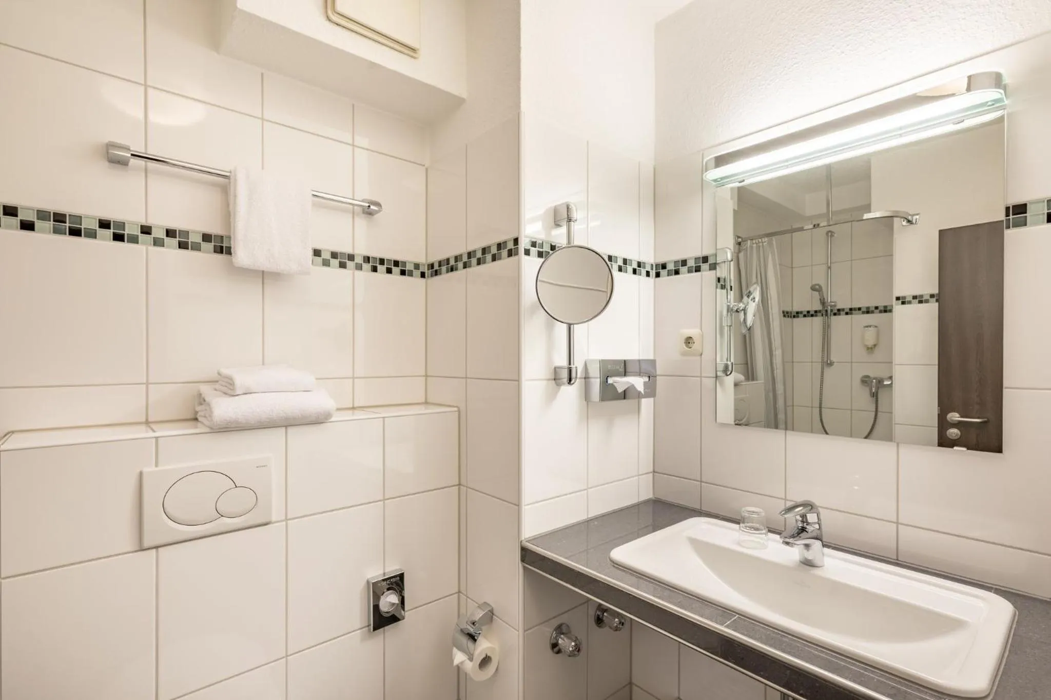 Bathroom in Garner Hotel Bochum by IHG