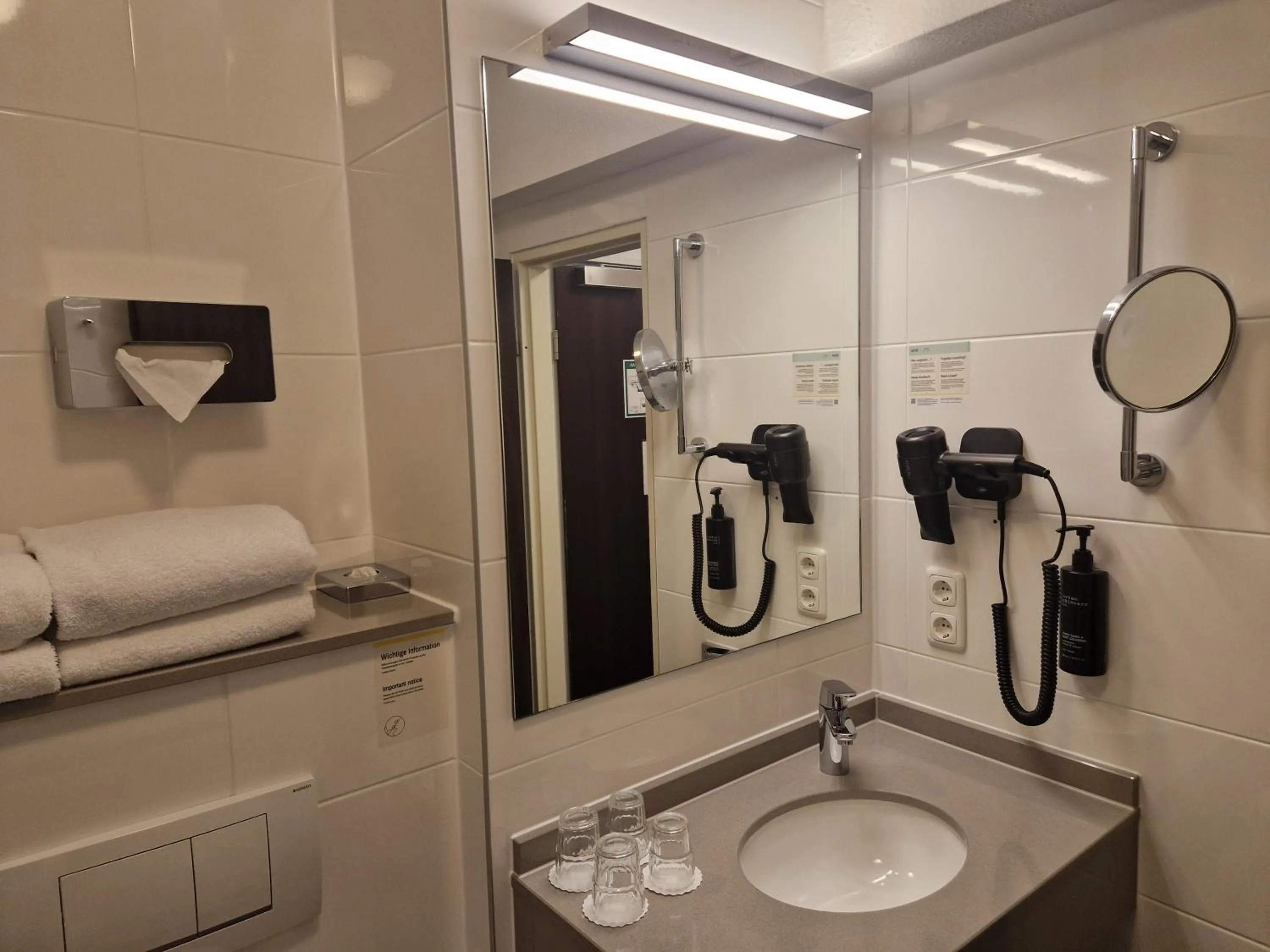 Bathroom in Garner Hotel Bochum by IHG