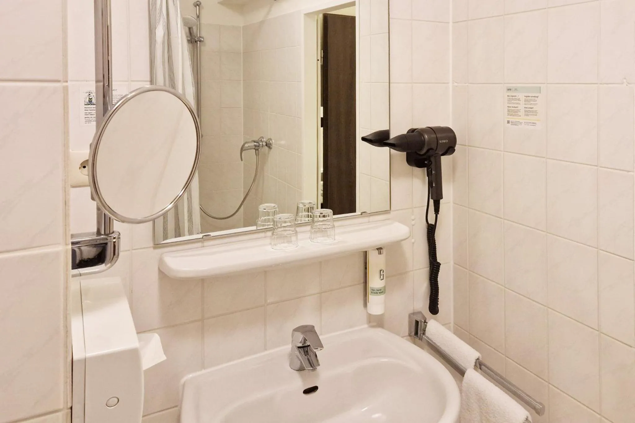 Bathroom in Garner Hotel Bochum by IHG