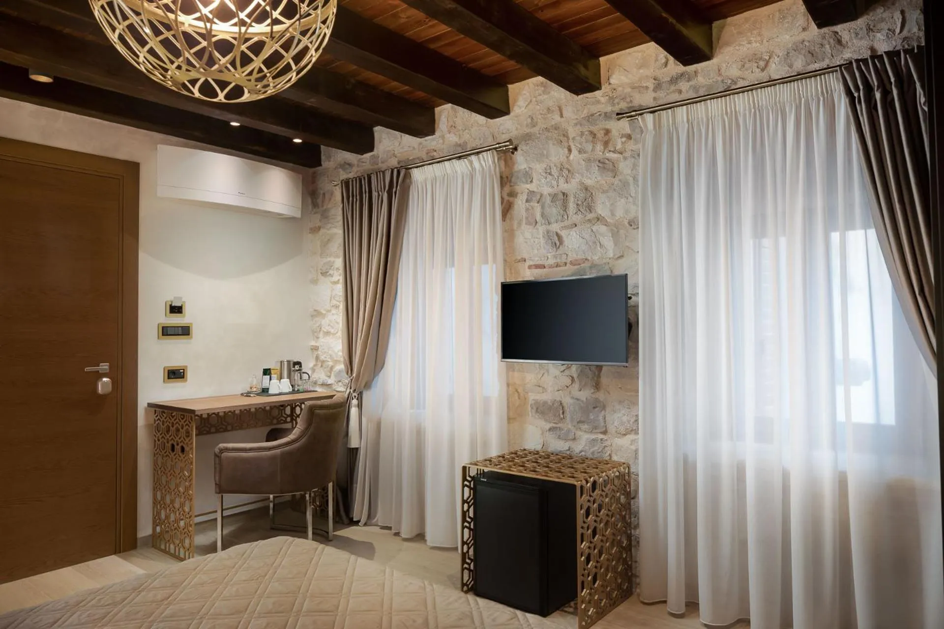 TV and multimedia in Luxury Rooms MA de Dominis