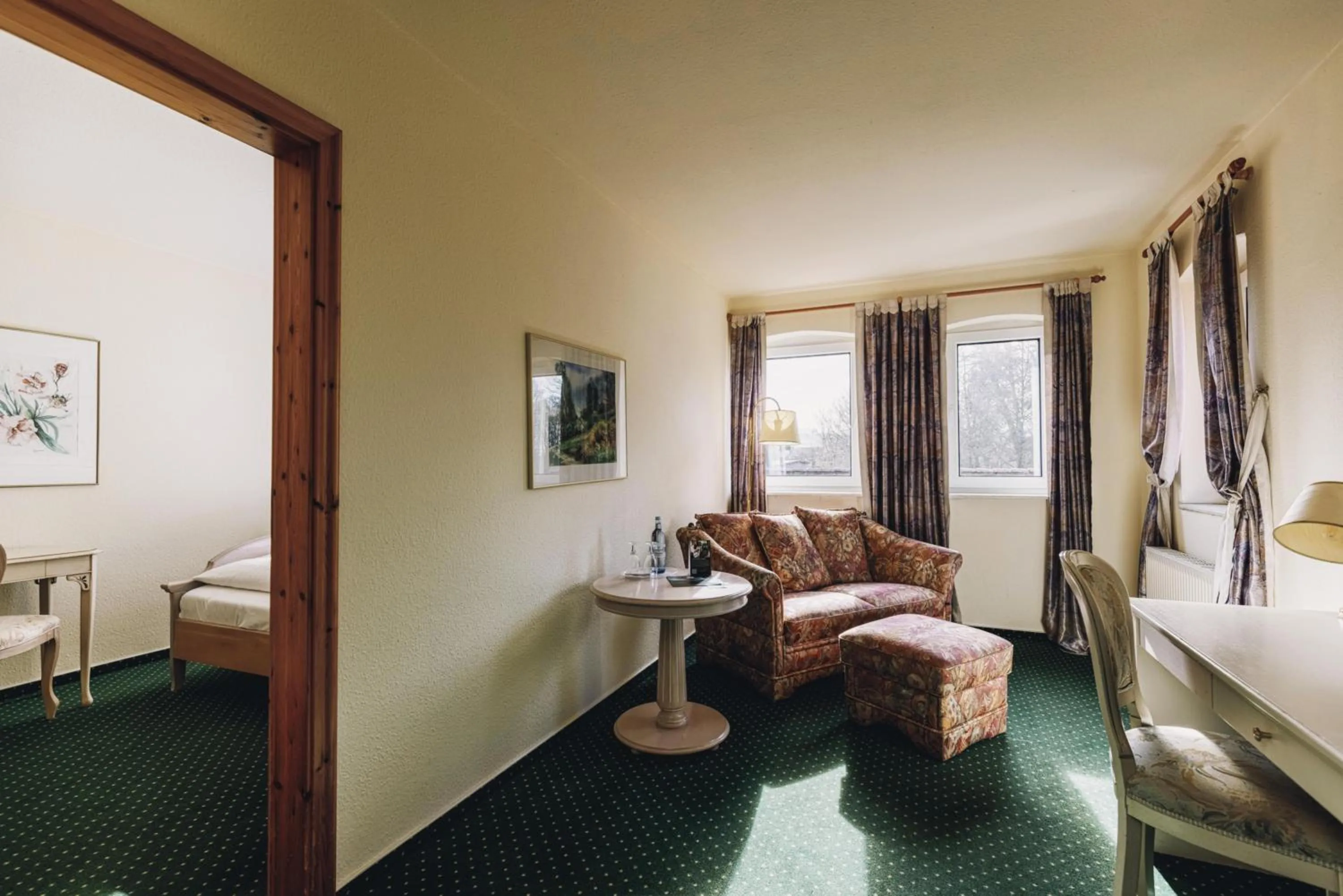 Living room, Bed in Seehotel Heidehof