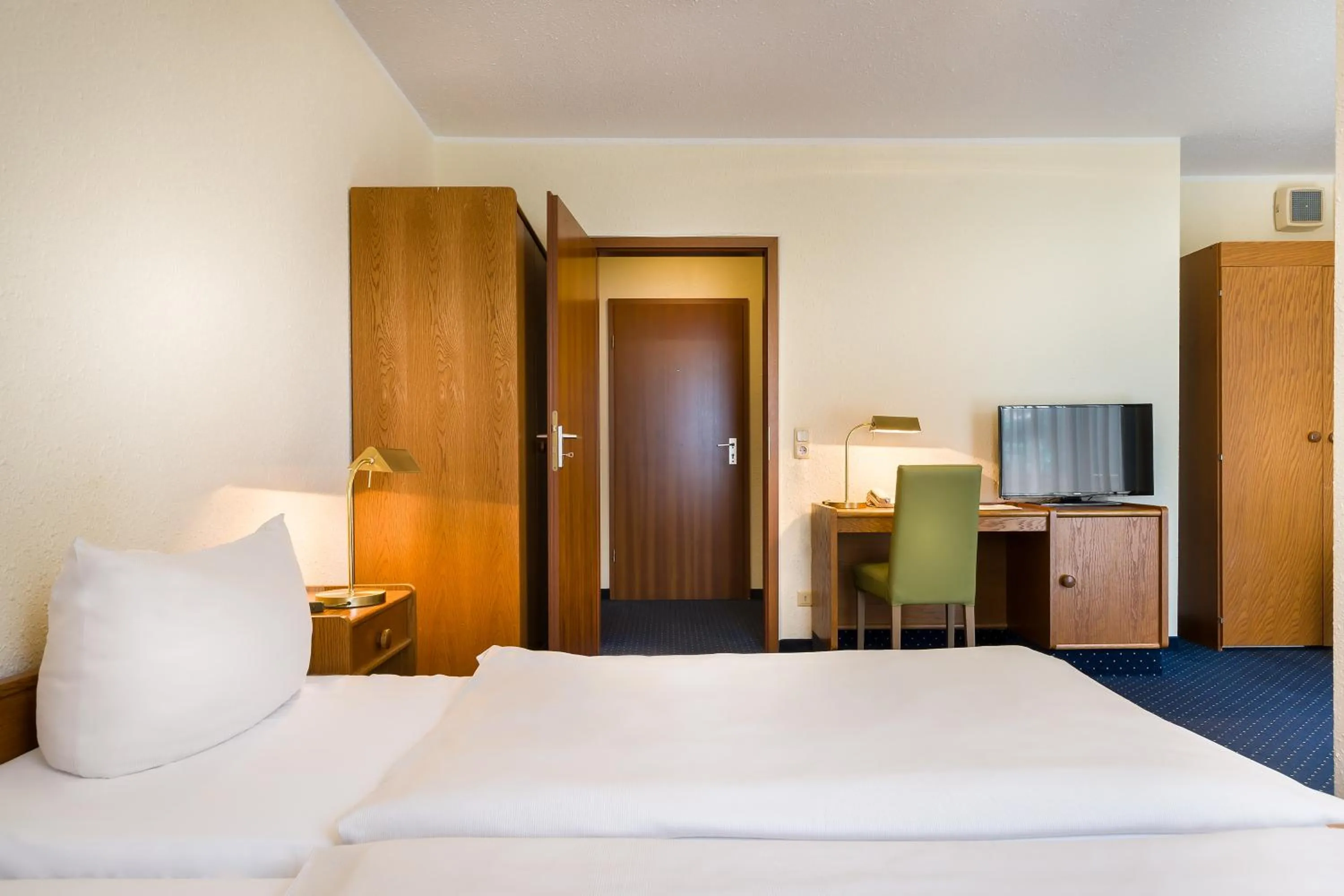 Photo of the whole room, Bed in acora Bonn Living the City