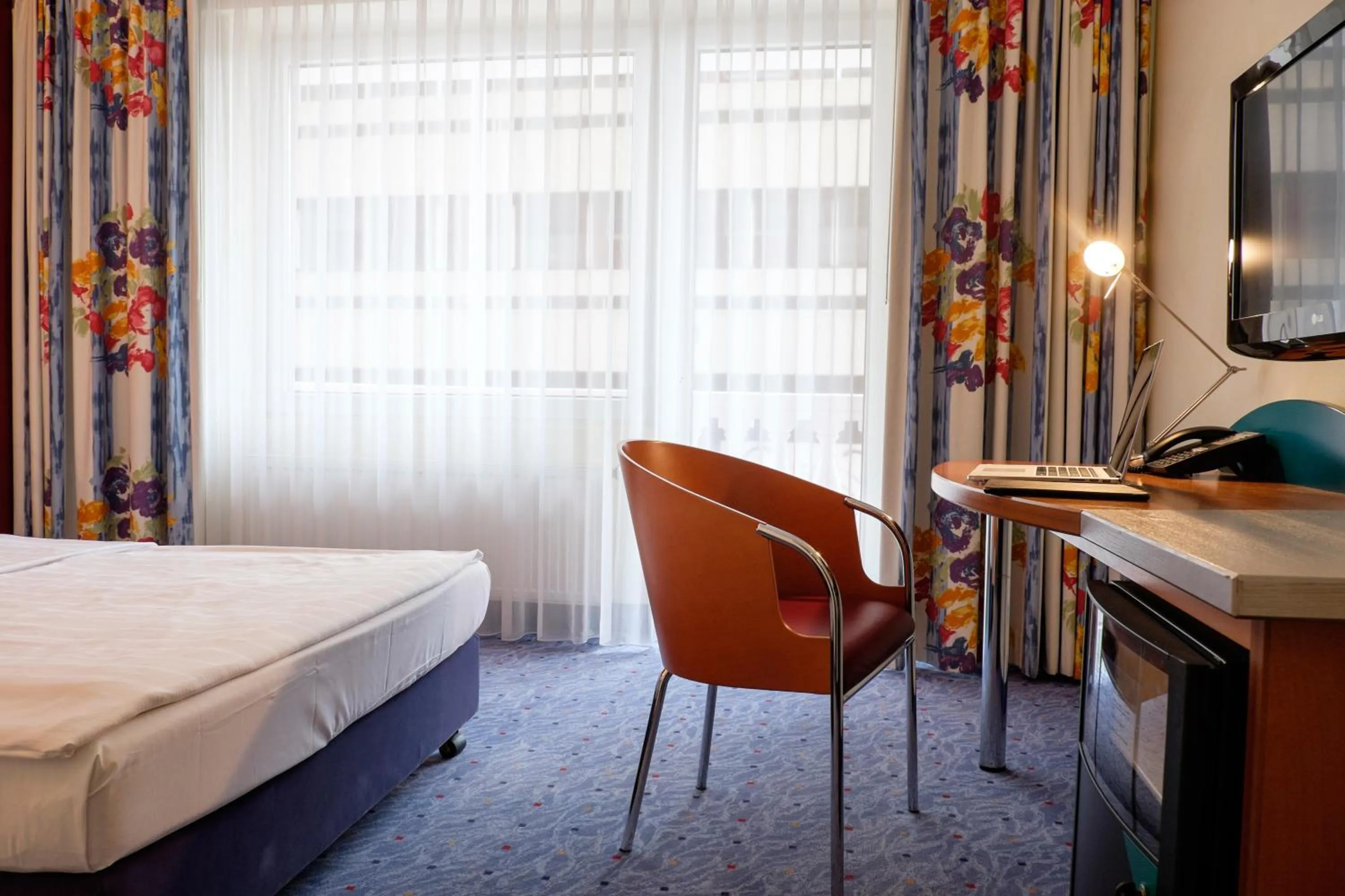 Photo of the whole room, Bed in Hotel Königshof am Funkturm