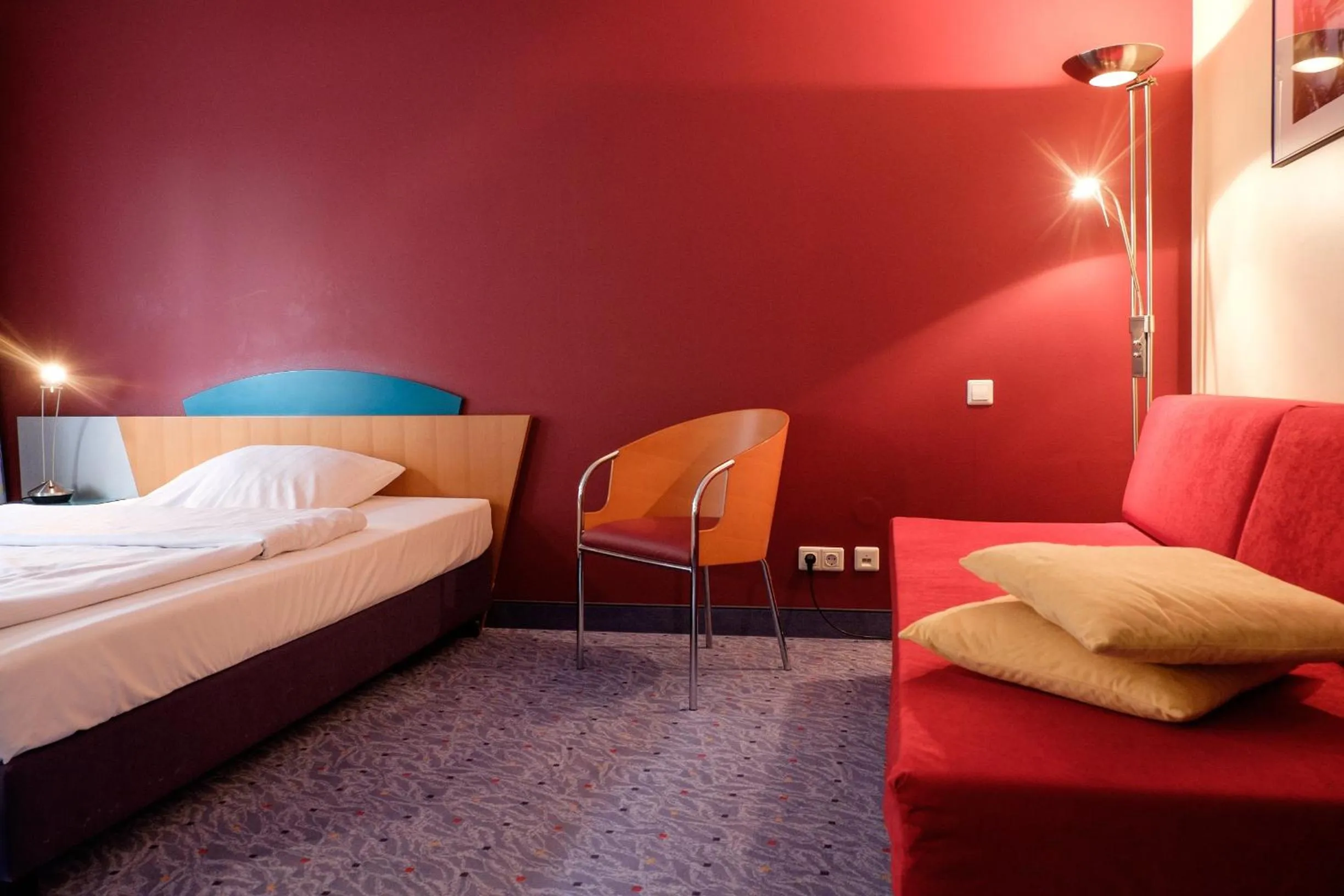 Photo of the whole room, Bed in Hotel Königshof am Funkturm