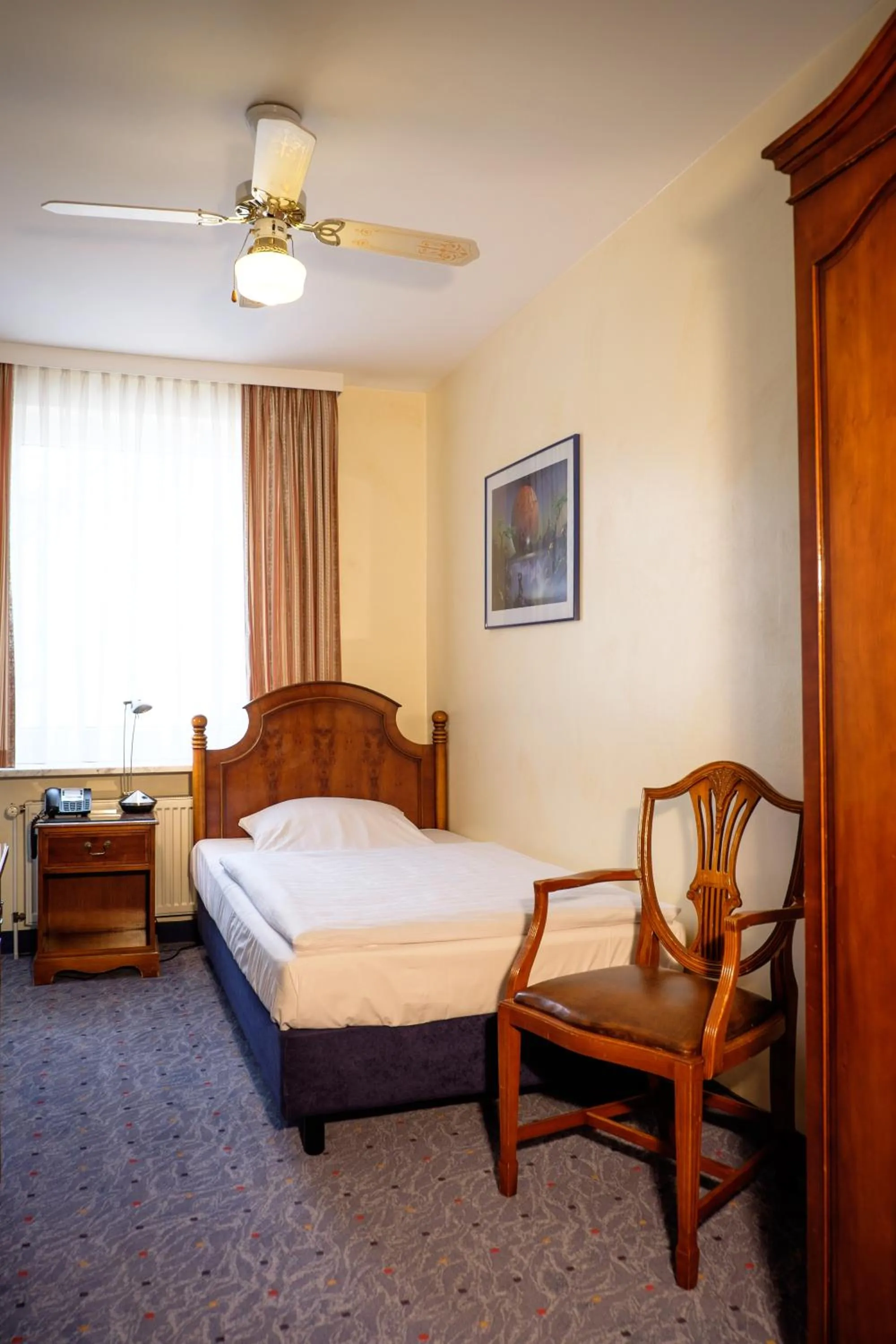 Photo of the whole room, Bed in Hotel Königshof am Funkturm