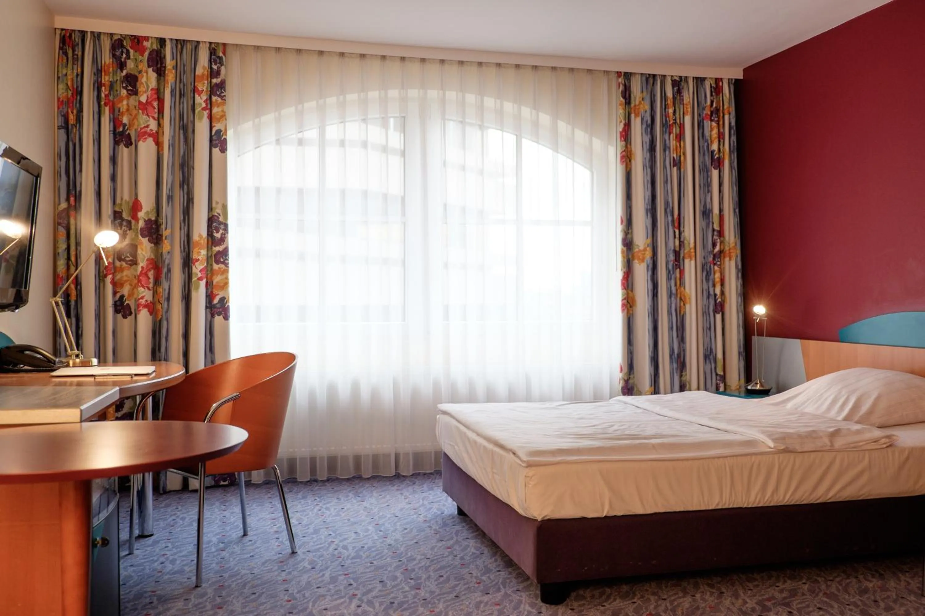 Photo of the whole room, Bed in Hotel Königshof am Funkturm