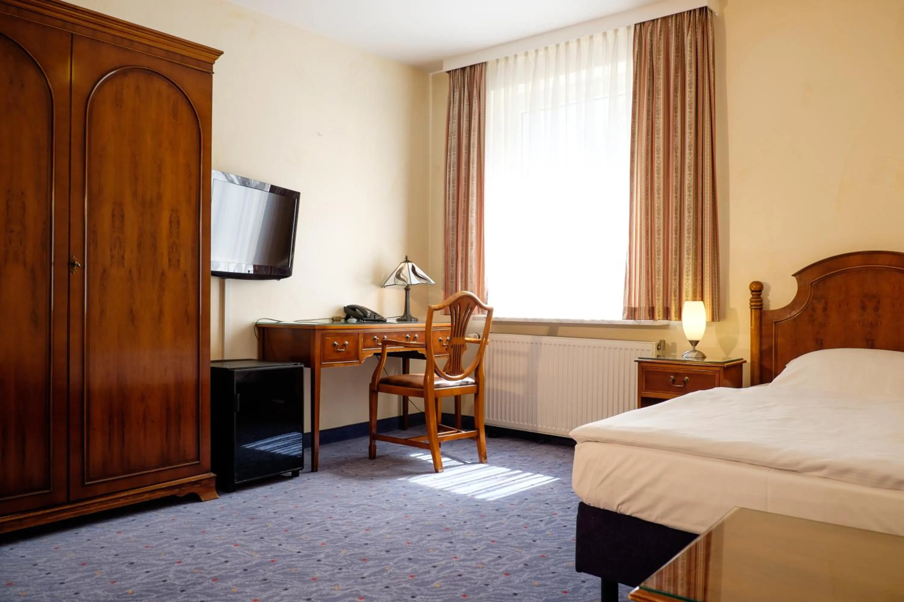 Photo of the whole room, Bed in Hotel Königshof am Funkturm