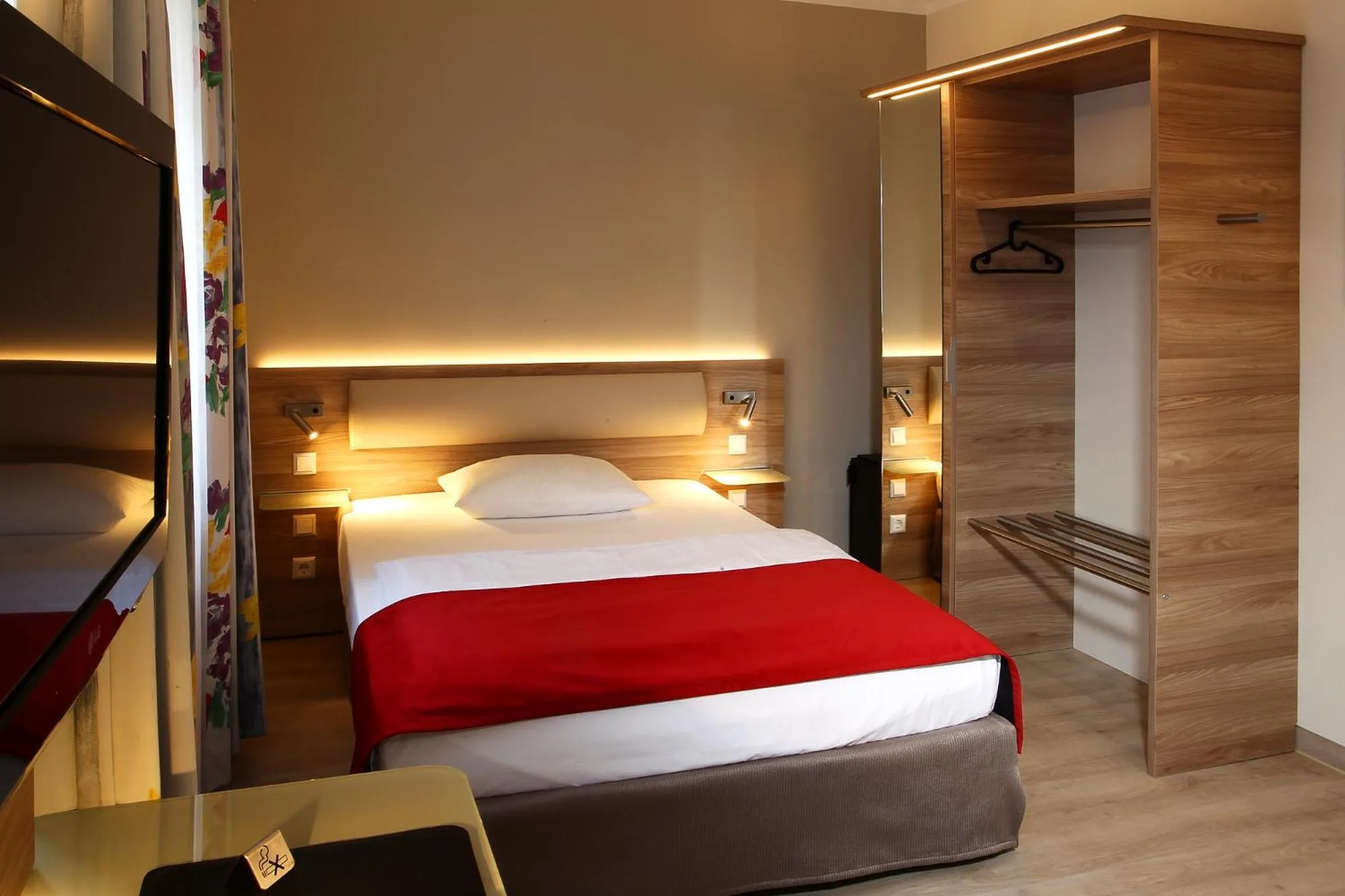 Photo of the whole room, Bed in Hotel Königshof am Funkturm