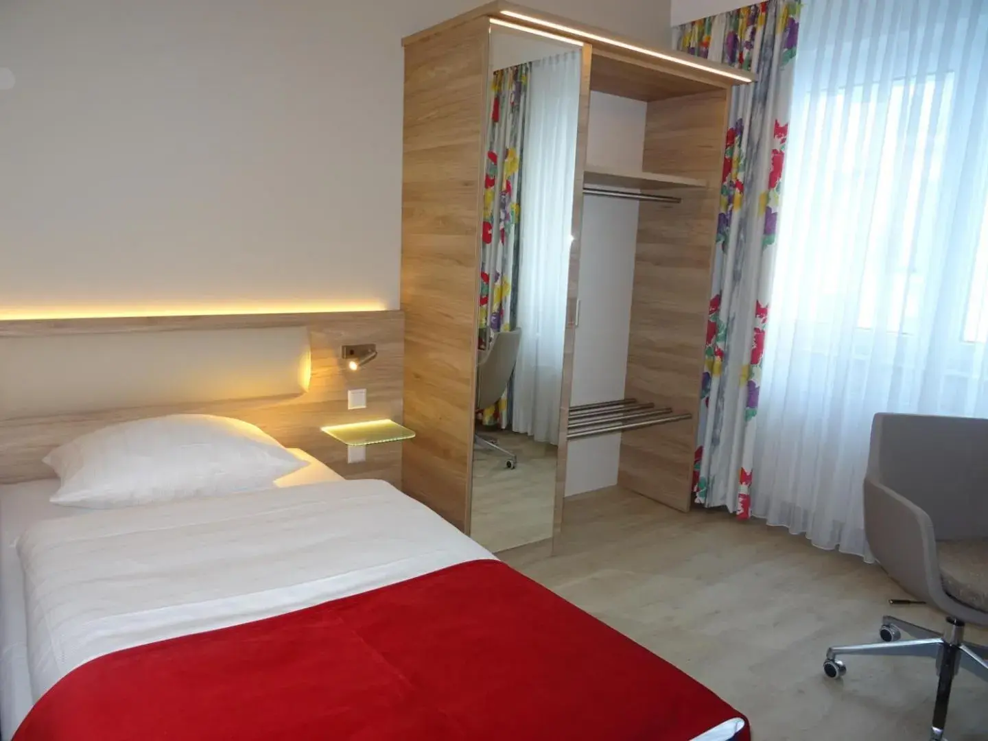 Photo of the whole room, Bed in Hotel Königshof am Funkturm Photo of the whole room, Bed in Hotel Königshof am Funkturm
