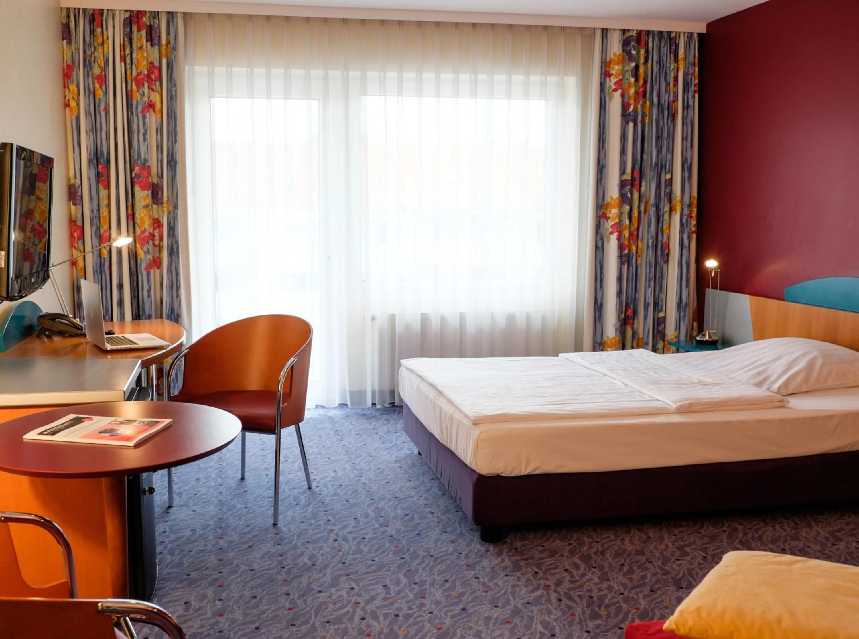 Photo of the whole room, Bed in Hotel Königshof am Funkturm