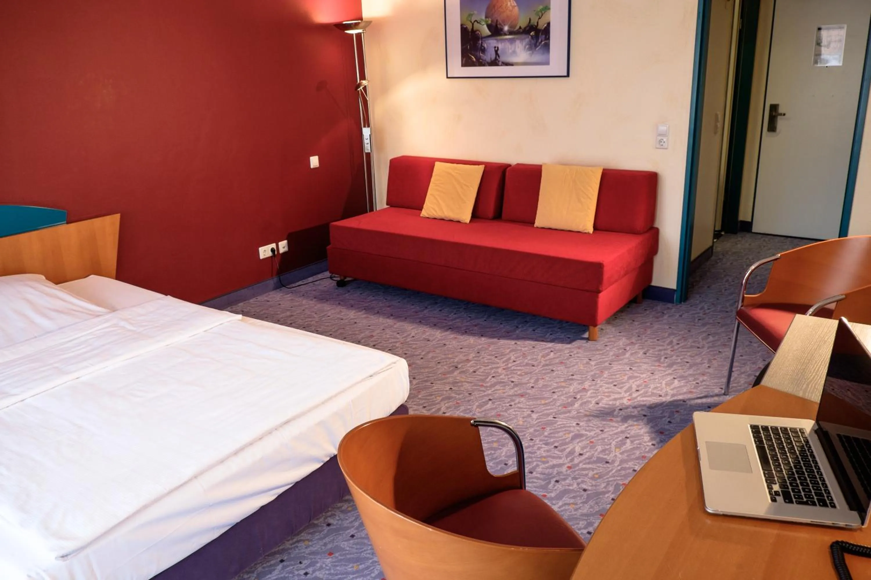 Photo of the whole room, Bed in Hotel Königshof am Funkturm