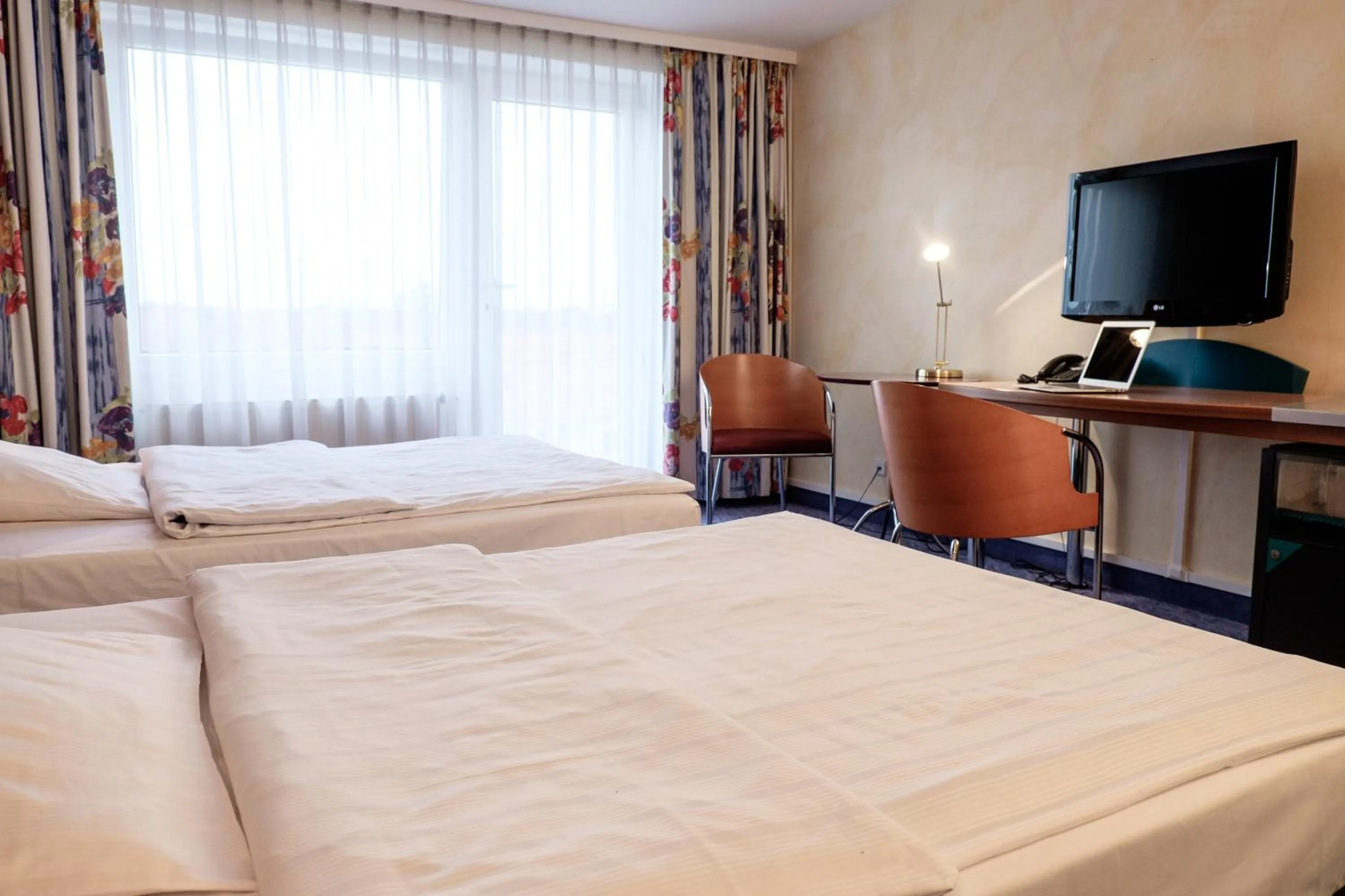 Photo of the whole room, Bed in Hotel Königshof am Funkturm