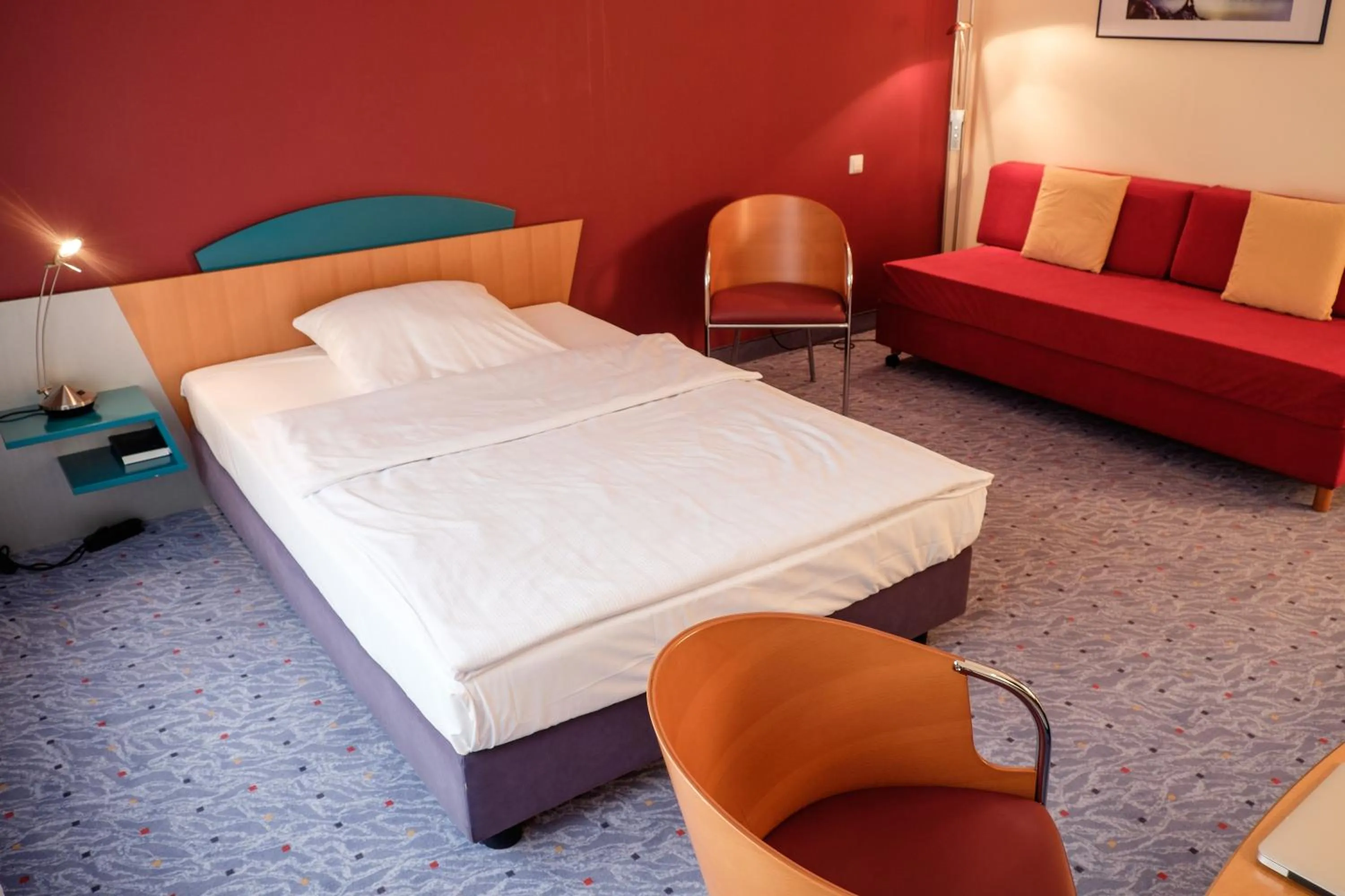 Photo of the whole room, Bed in Hotel Königshof am Funkturm