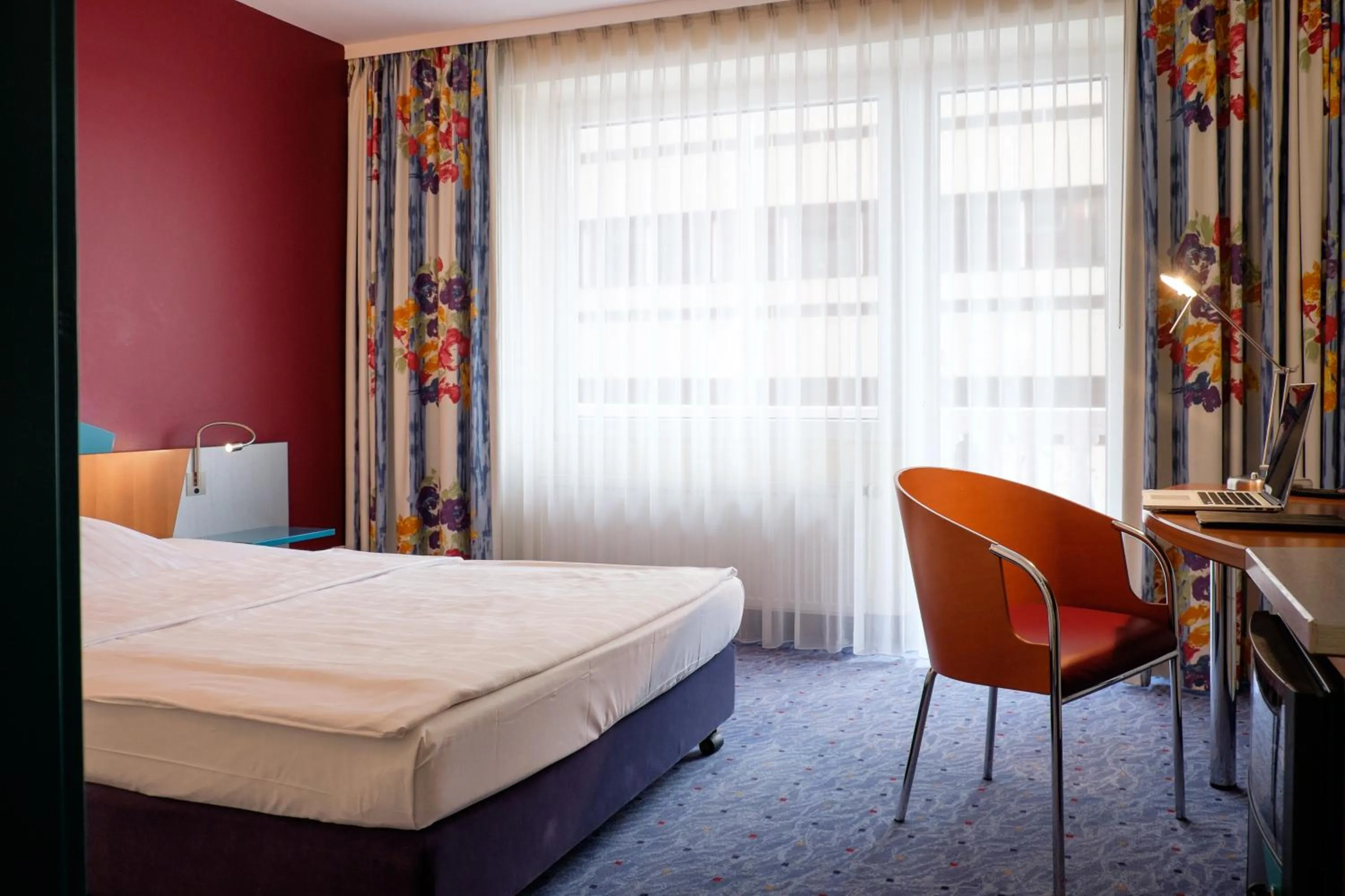 Photo of the whole room, Bed in Hotel Königshof am Funkturm