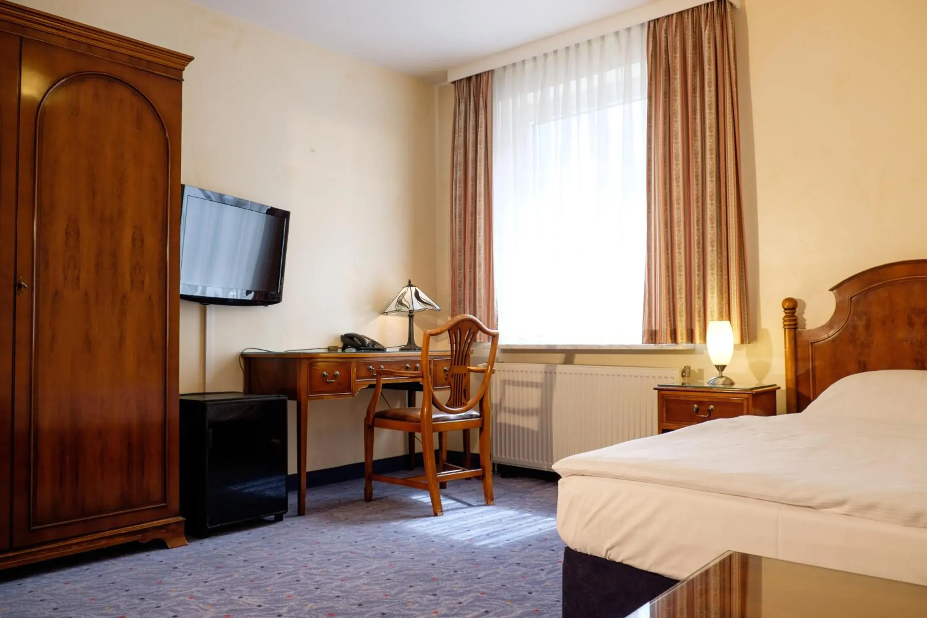 Photo of the whole room, Bed in Hotel Königshof am Funkturm Photo of the whole room, Bed in Hotel Königshof am Funkturm