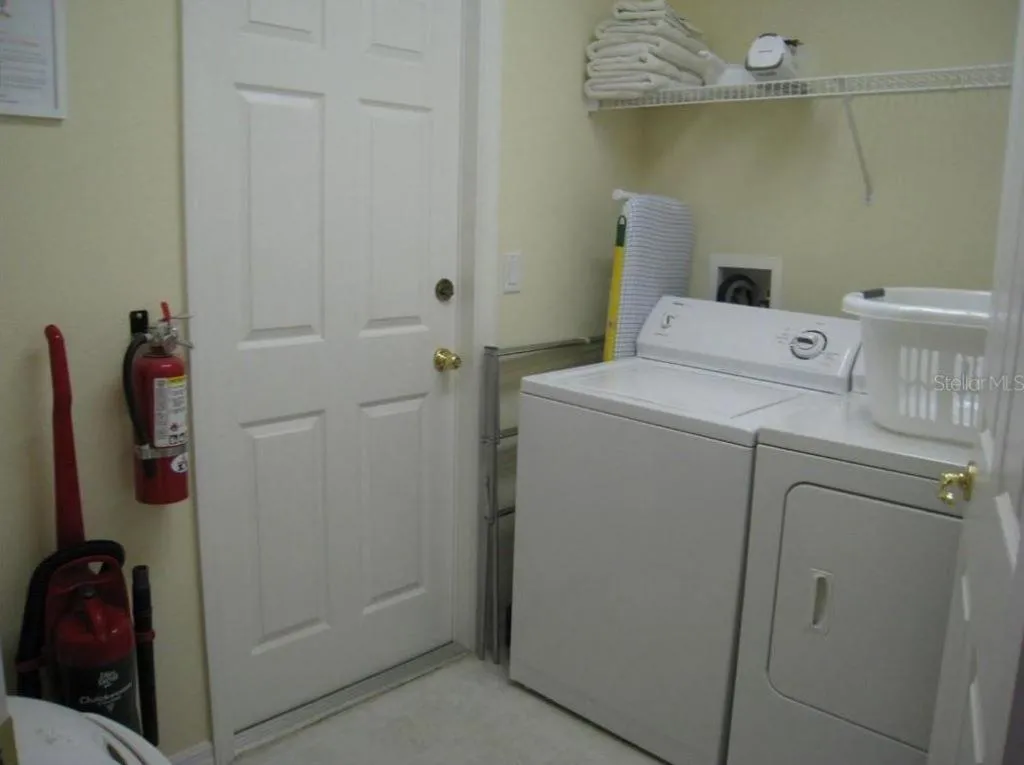 washing machine in Family Vacation Home With Pool and Spa Near Disney and Universal