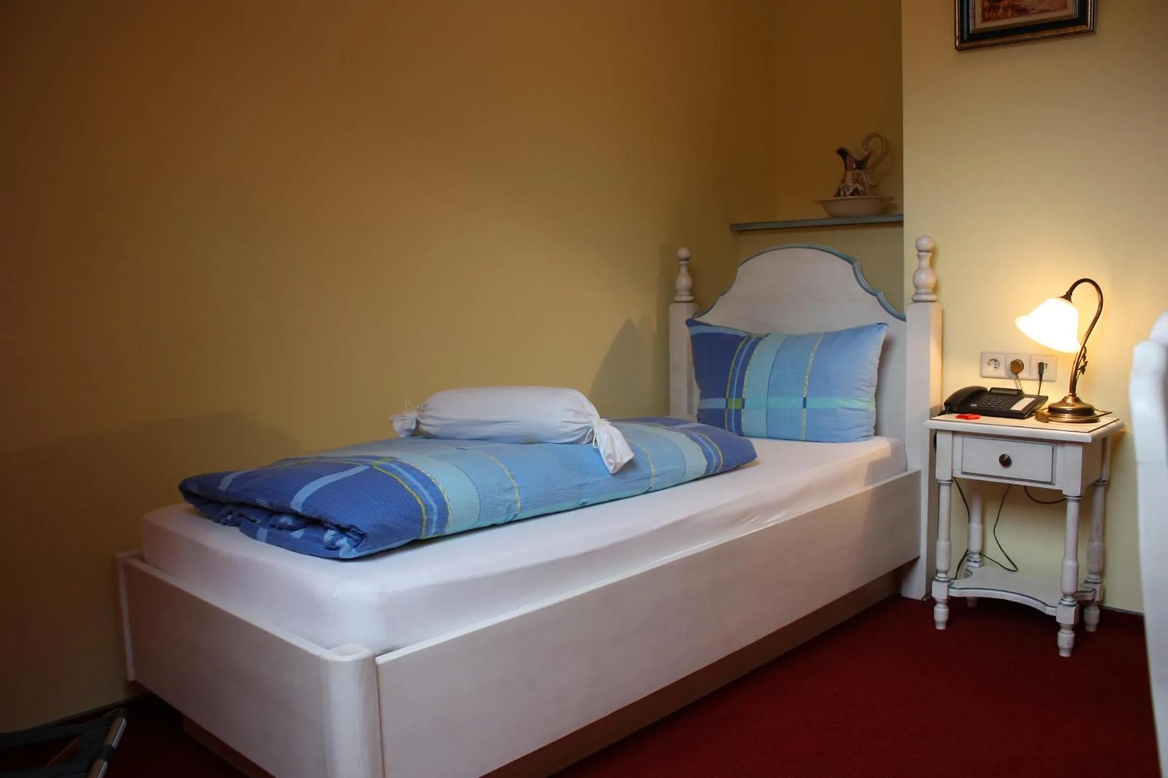 Bed in Cross-Country-Hotel Hirsch