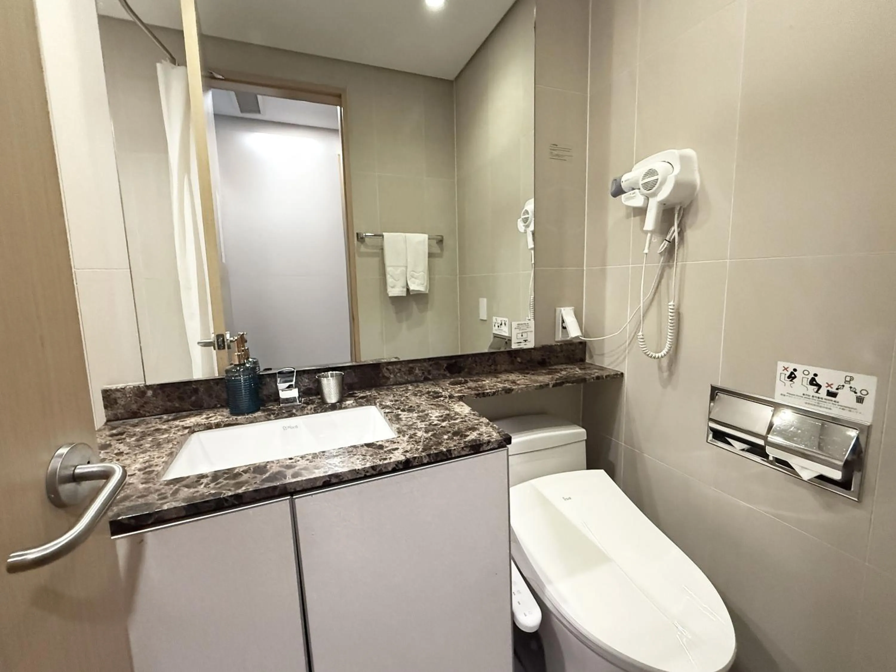 Shower in Mohenic Hotel Seoul Myeongdong