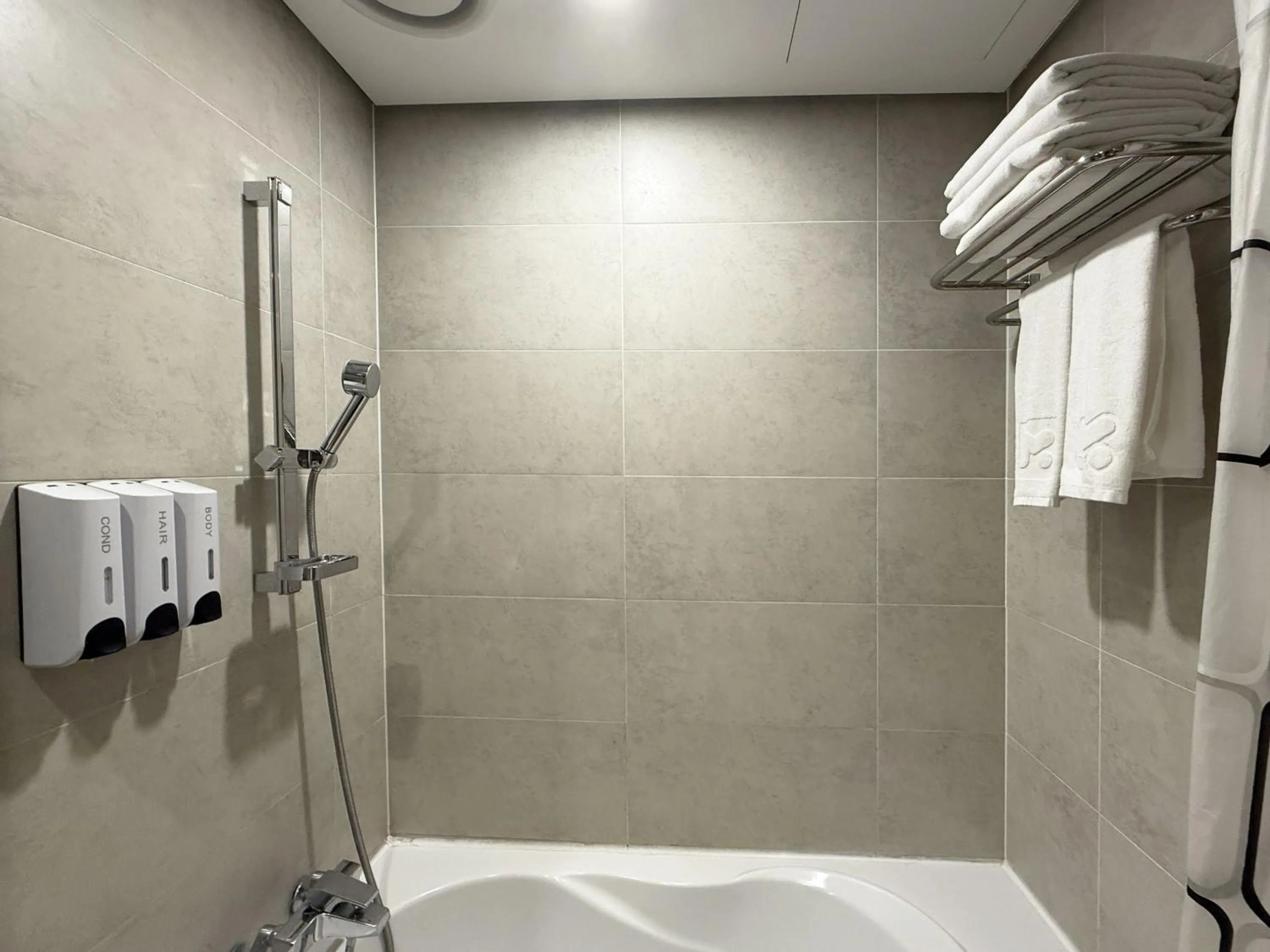 Shower in Mohenic Hotel Seoul Myeongdong