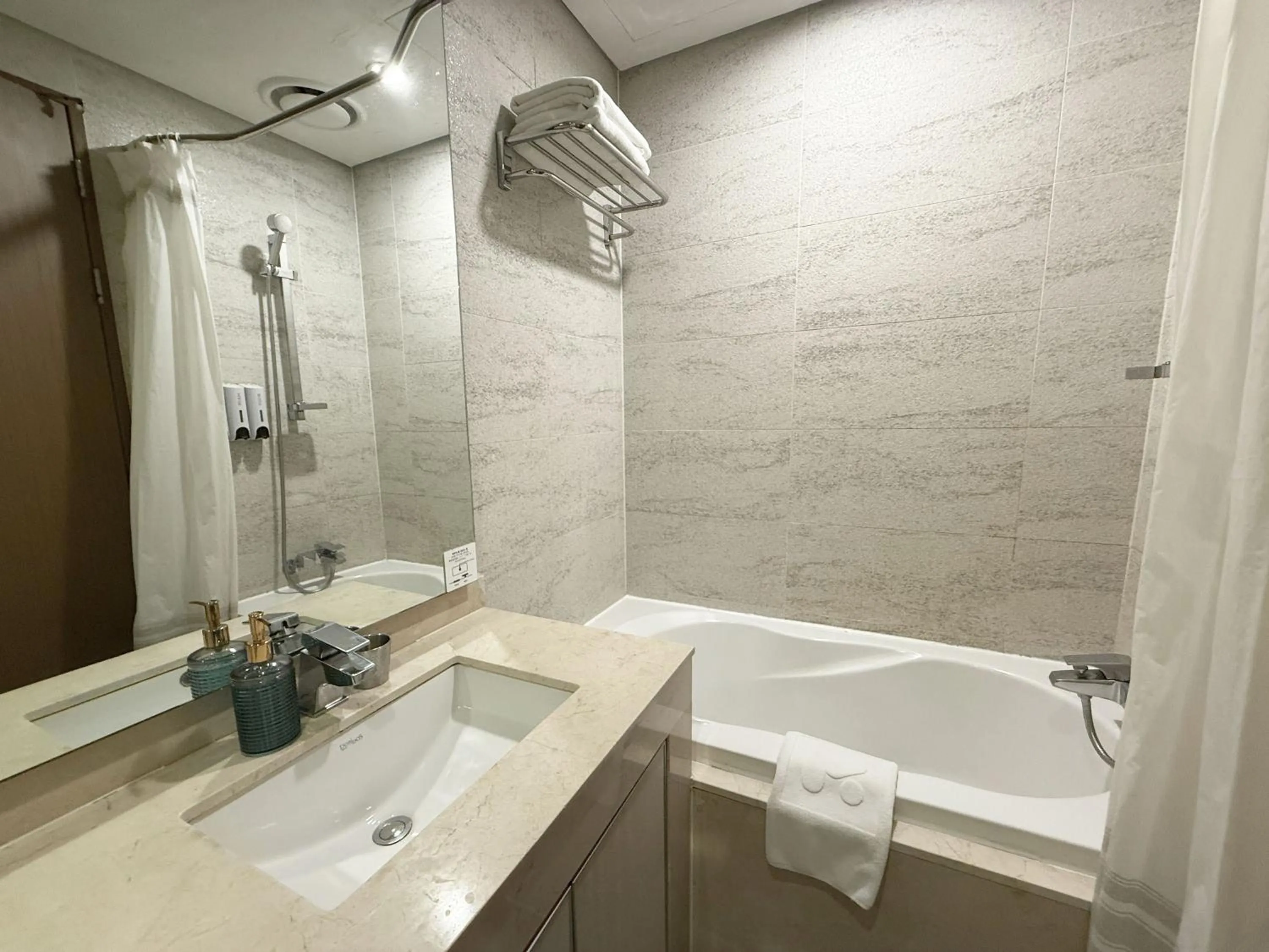 Shower in Mohenic Hotel Seoul Myeongdong