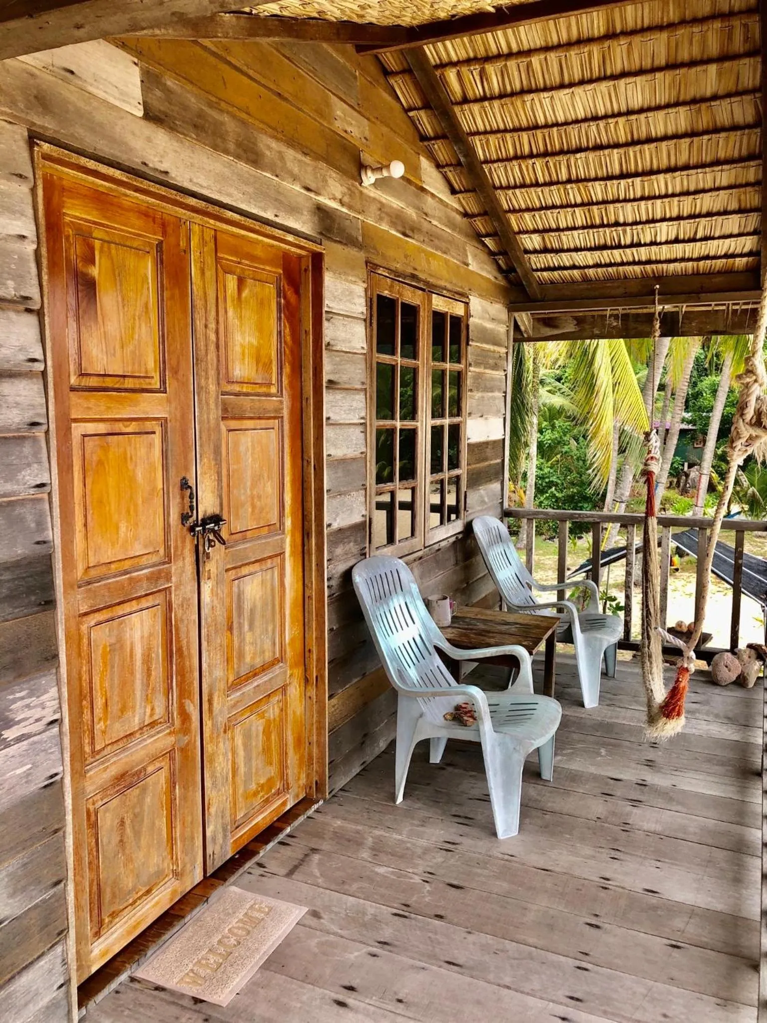 Beachfront Hut Upstairs Astra - Beach Shack Chalet
