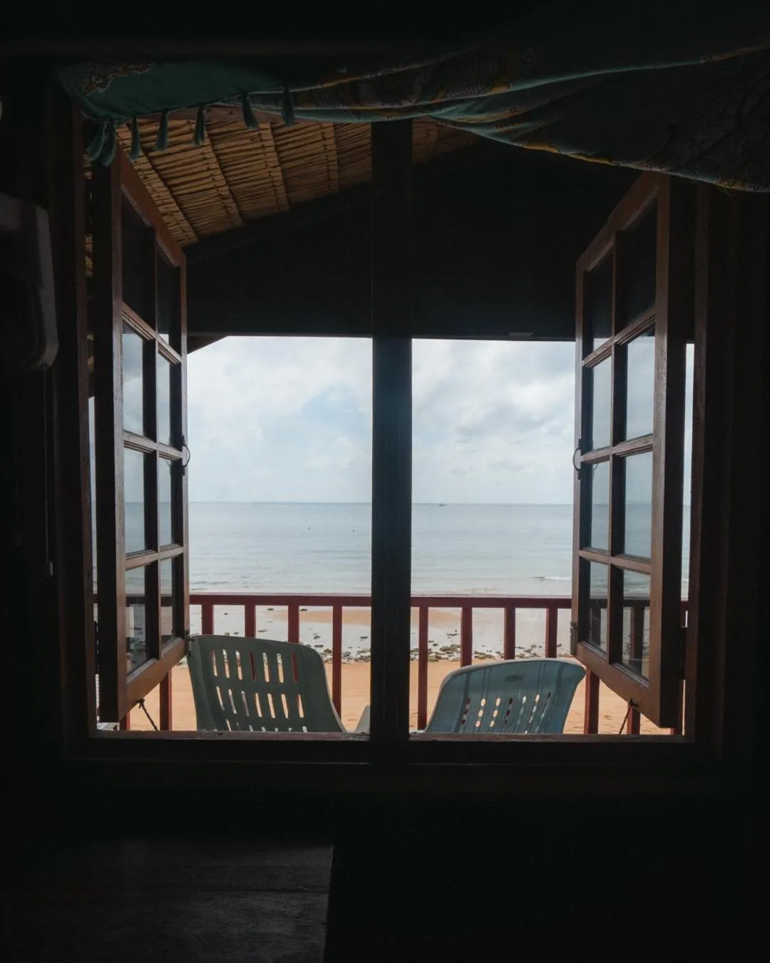 Beachfront Hut Upstairs Astra - Beach Shack Chalet