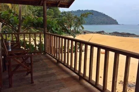 Beachfront Hut Upstairs Astra - Beach Shack Chalet
