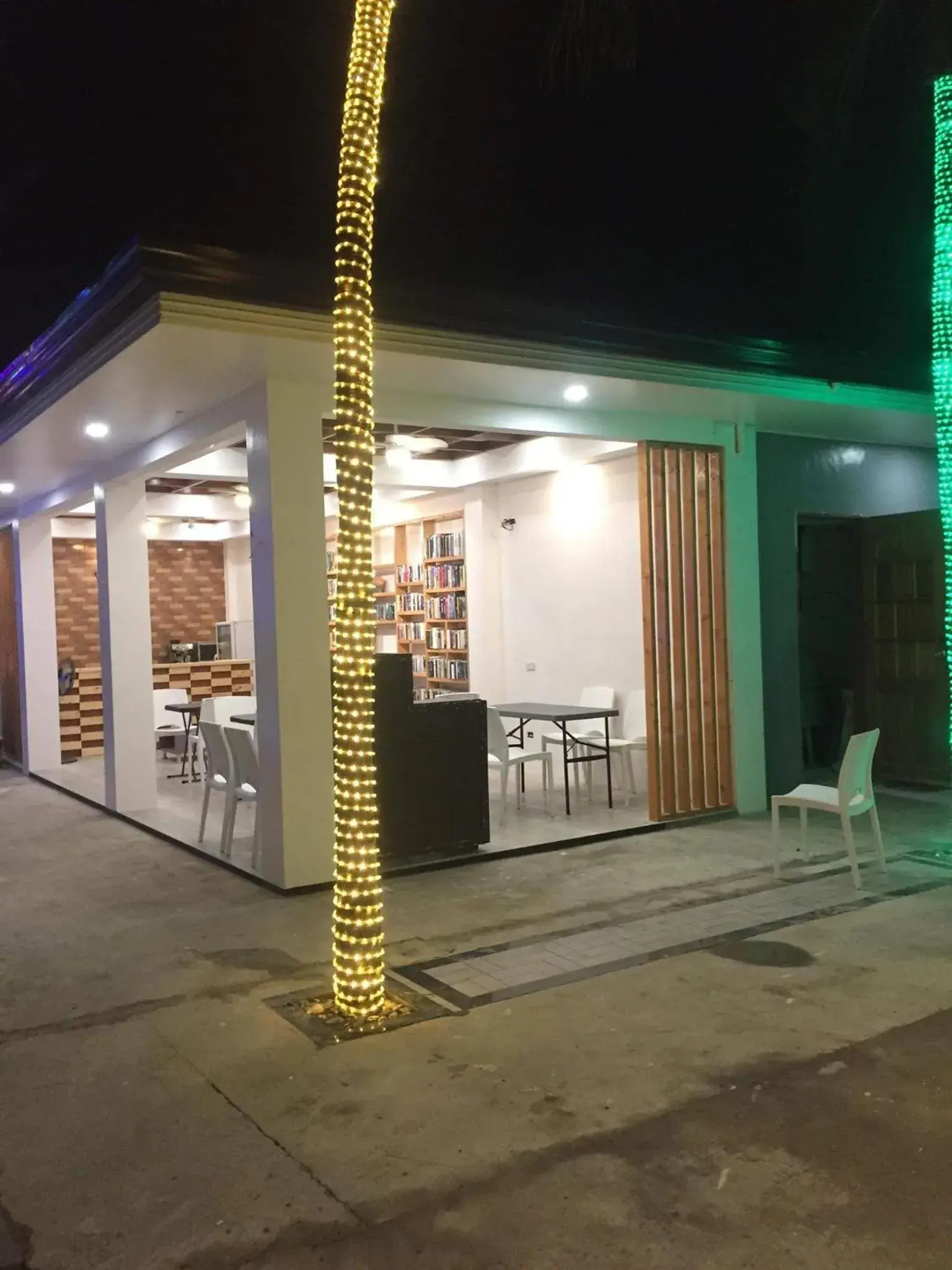 Restaurant/places to eat in Monallan Boracay Hotel Restaurant/places to eat in Monallan Boracay Hotel