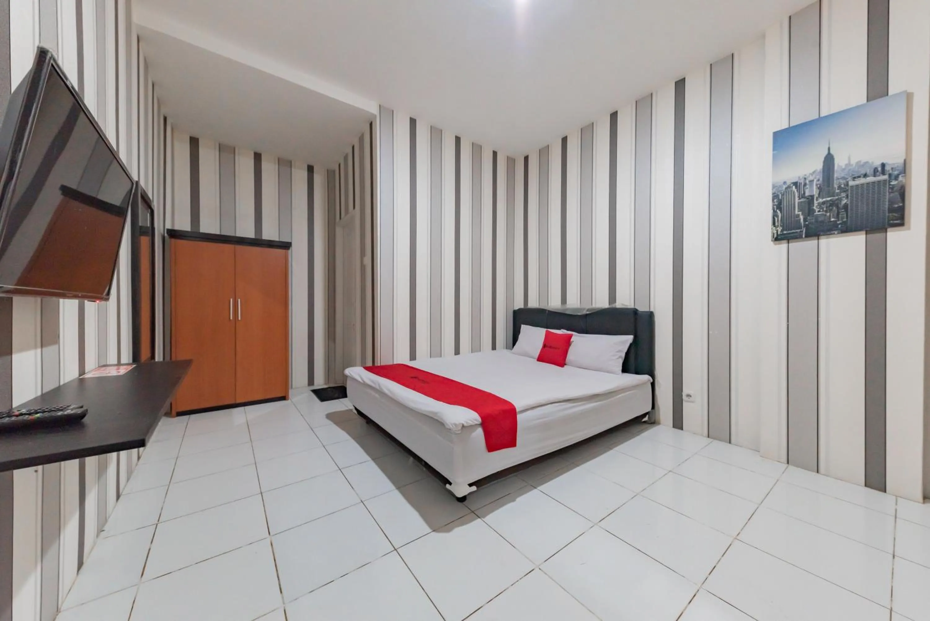 Bedroom, Bed in RedDoorz at HSP Guest House Samarinda