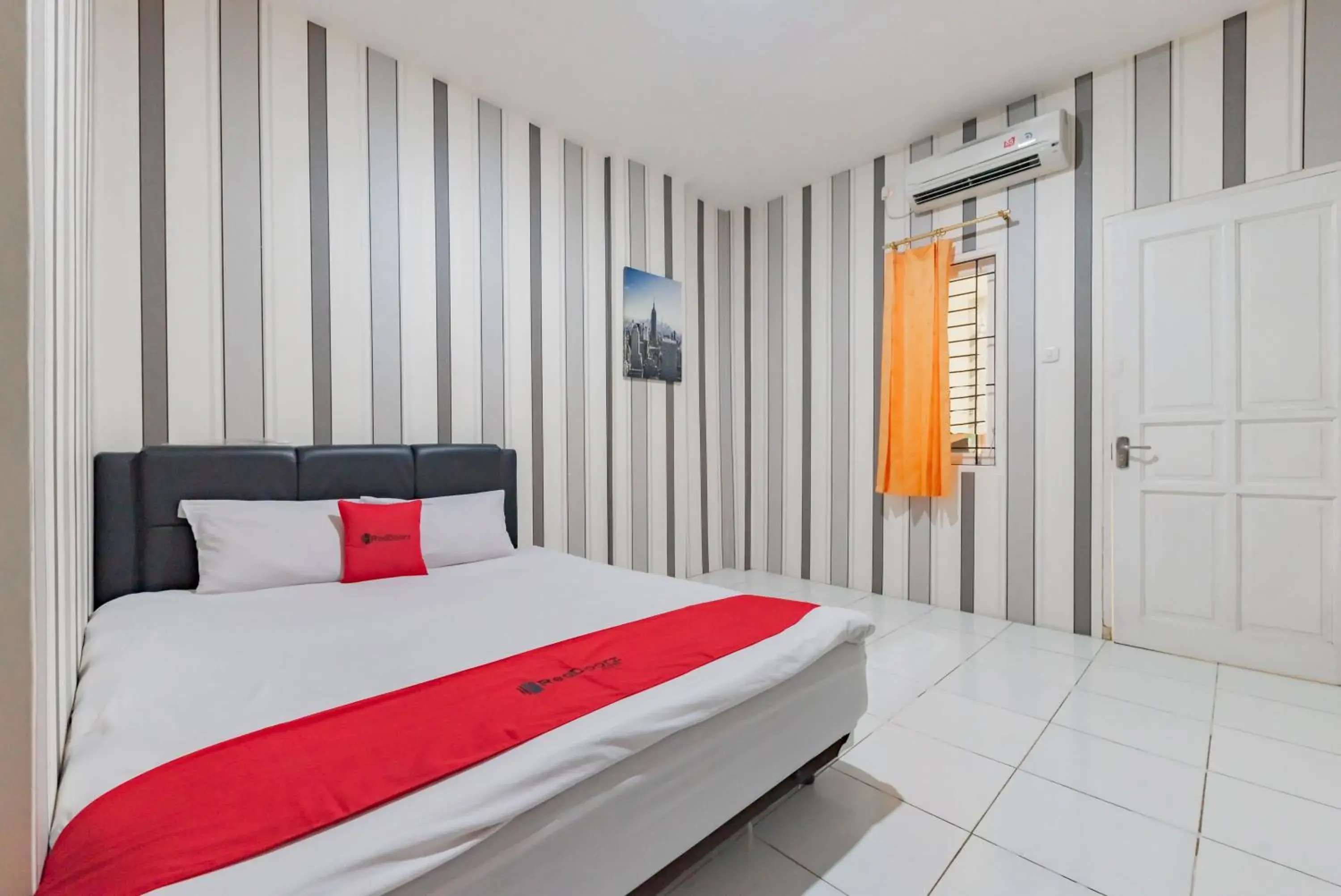 RedDoorz at HSP Guest House Samarinda RedDoorz at HSP Guest House Samarinda