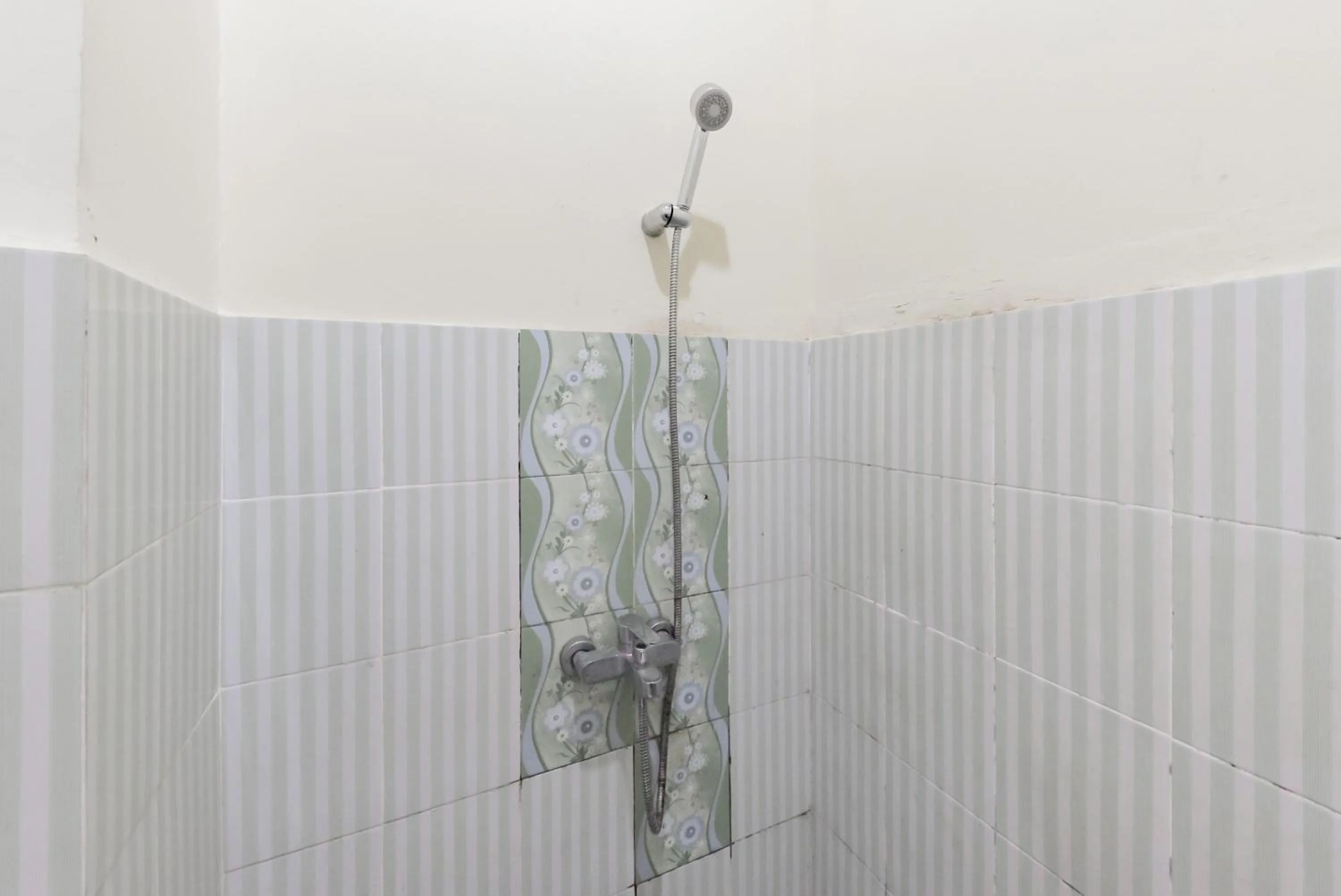Bathroom in RedDoorz at HSP Guest House Samarinda
