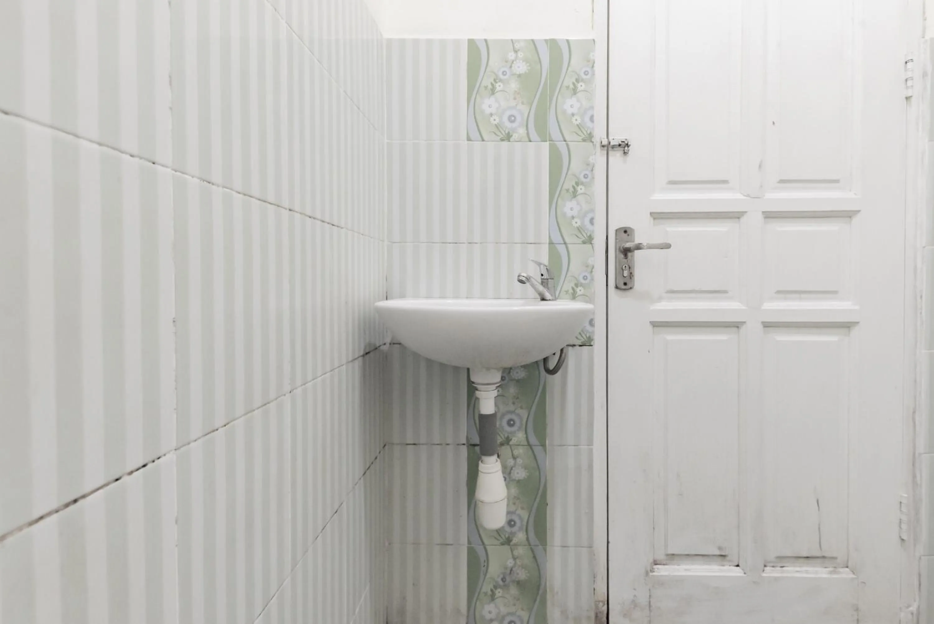 Bathroom in RedDoorz at HSP Guest House Samarinda