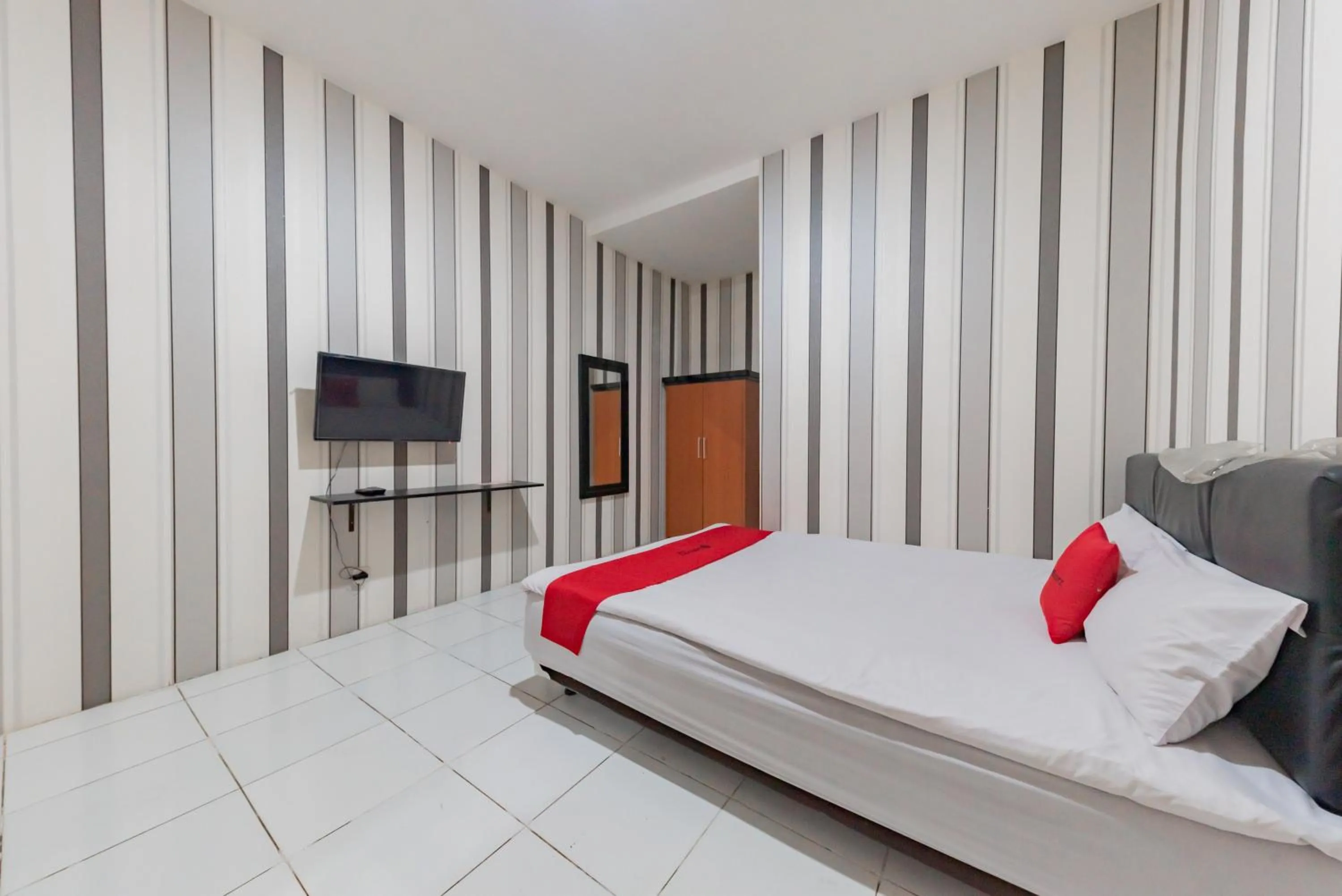 Bedroom, Bed in RedDoorz at HSP Guest House Samarinda