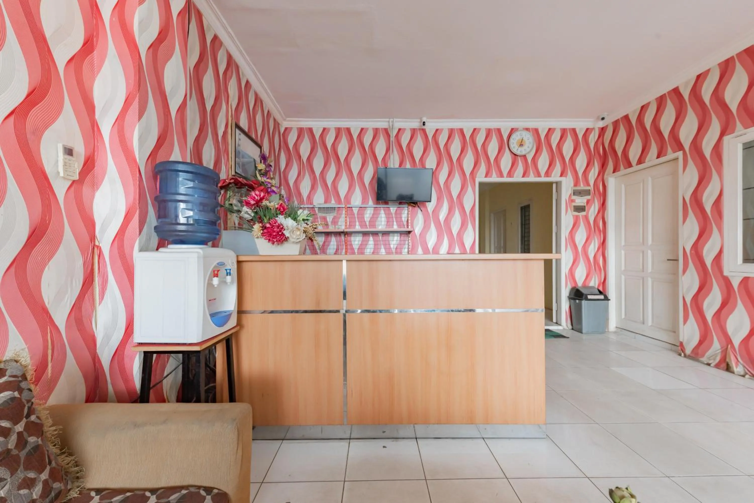 Lobby or reception in RedDoorz at HSP Guest House Samarinda