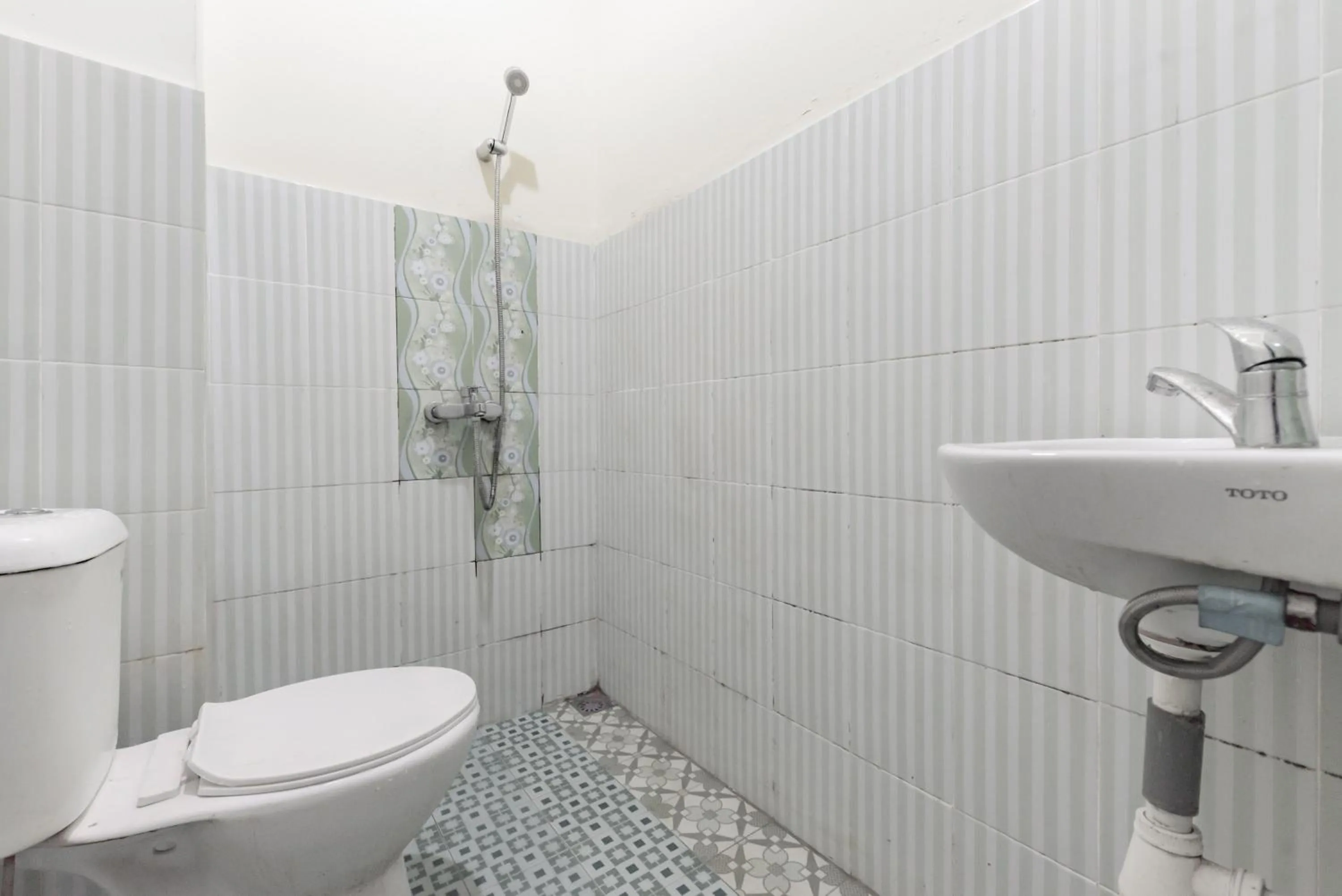 Bathroom in RedDoorz at HSP Guest House Samarinda
