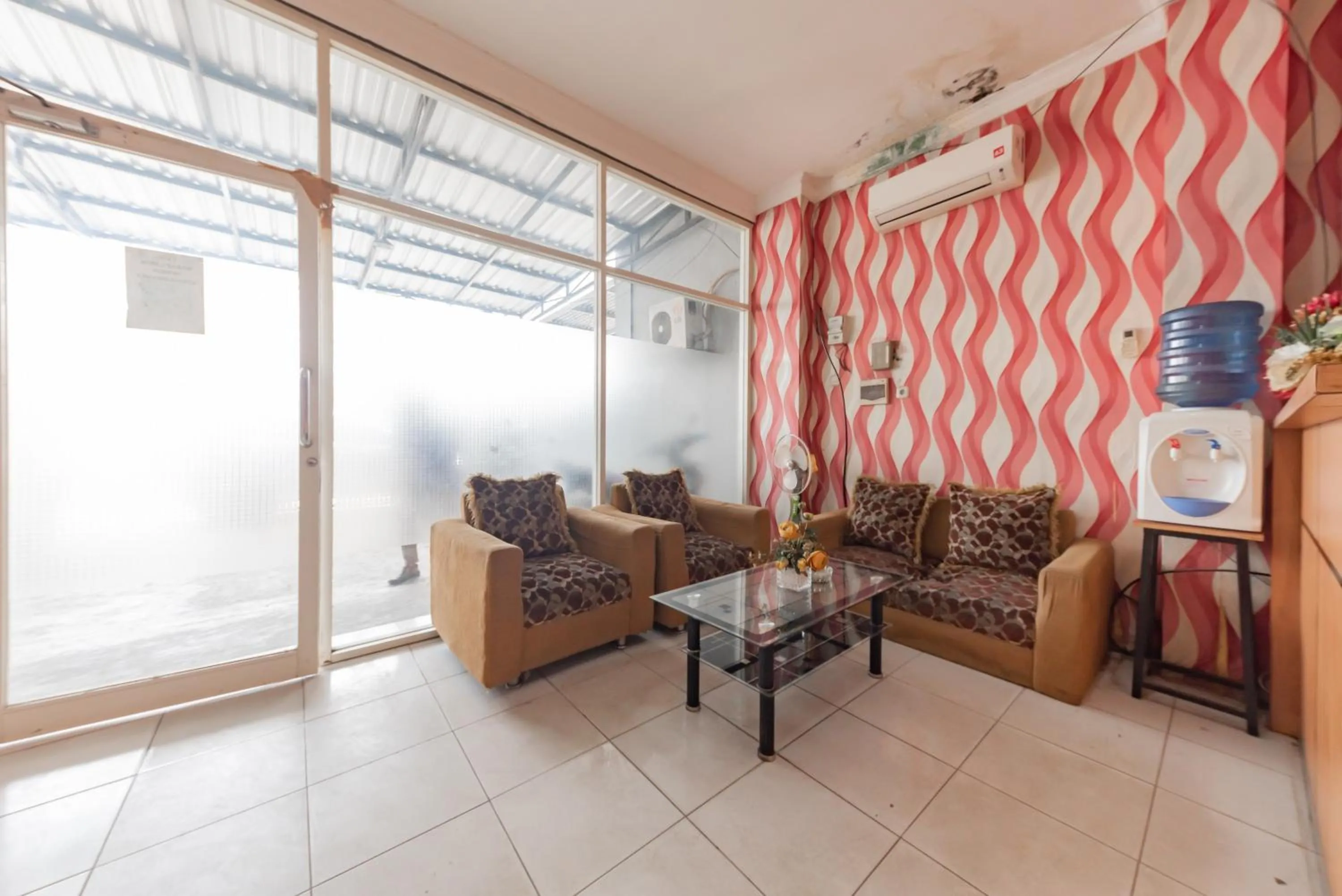Seating area in RedDoorz at HSP Guest House Samarinda