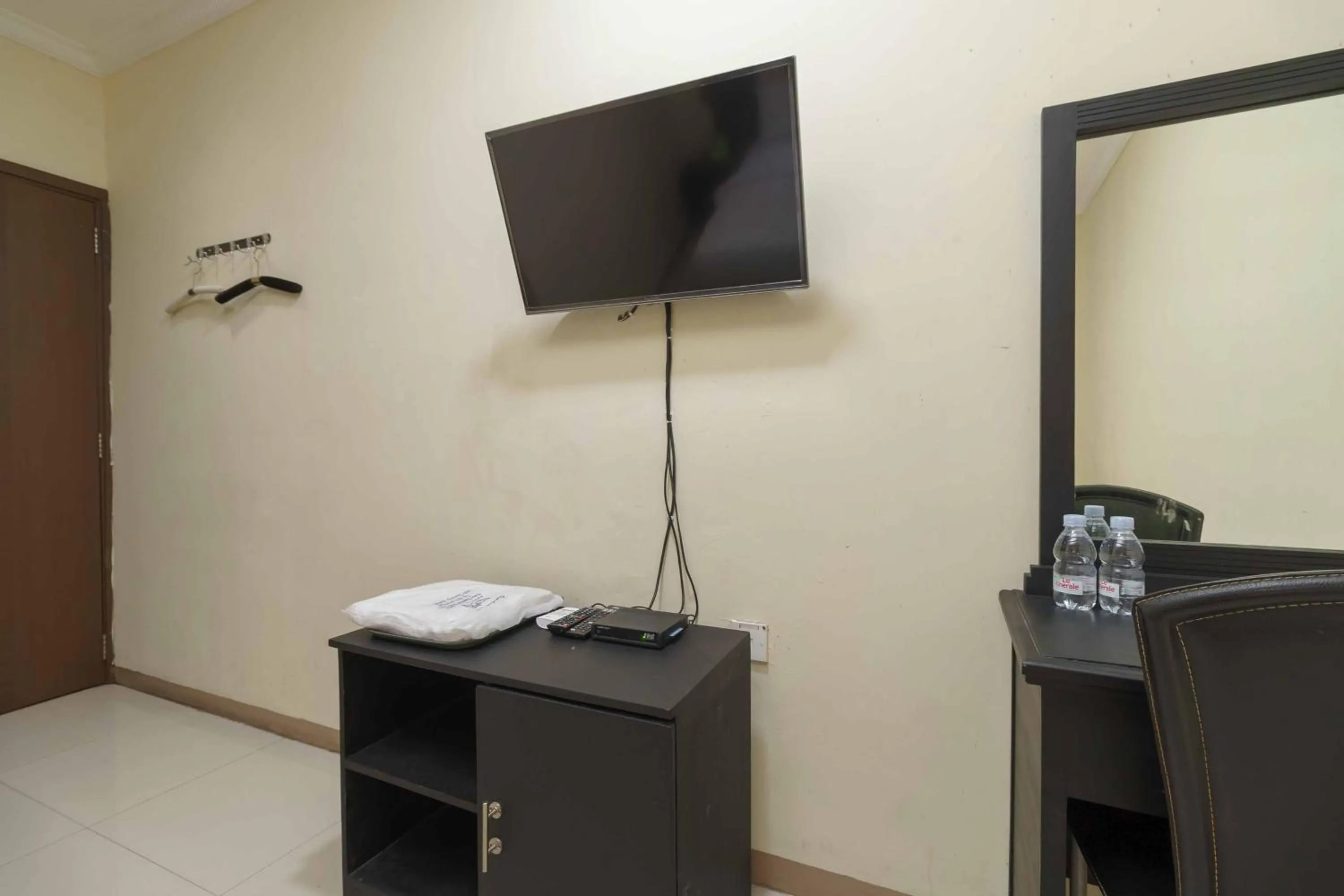 TV and multimedia in RedDoorz near City Walk Lippo Cikarang
