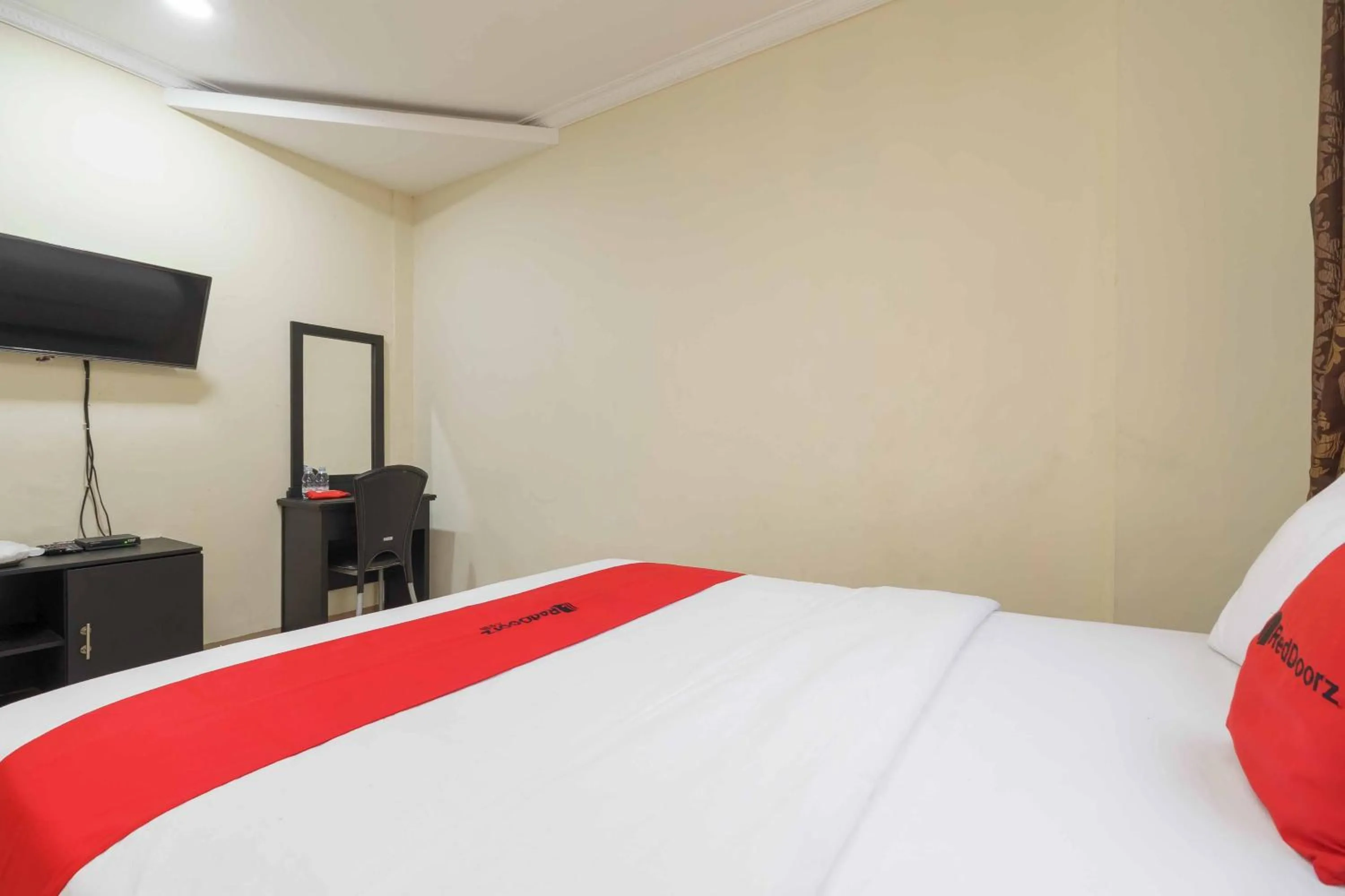 Bedroom, Bed in RedDoorz near City Walk Lippo Cikarang