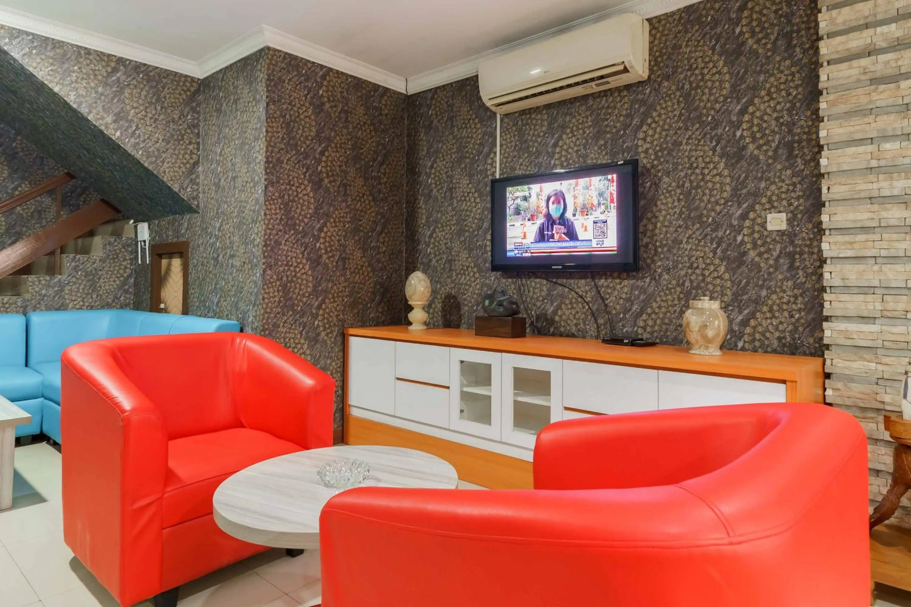 Seating area in RedDoorz near City Walk Lippo Cikarang